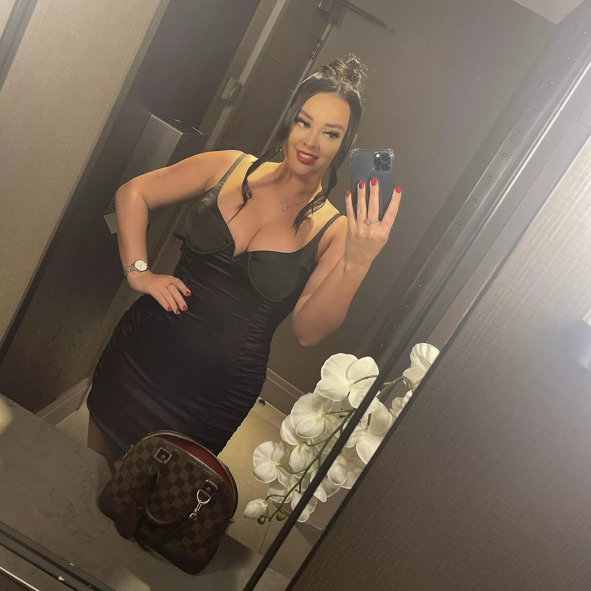 Do I look sexy in red lipstick? posted by slimthickqueenx