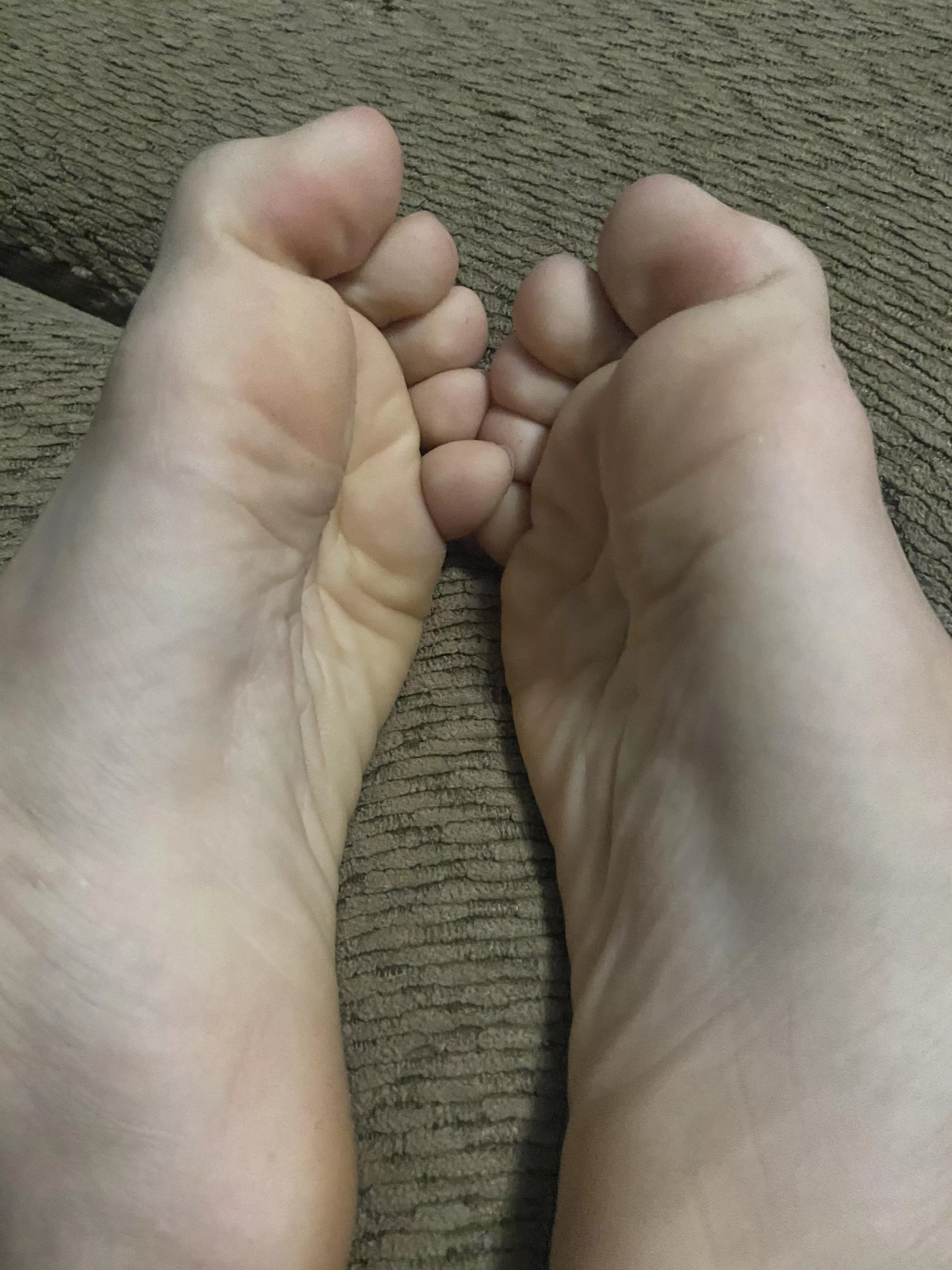 do my feet please u? 😋 wanna play with it? c’mom 😈 dms/pms r welcome posted by pessbeach