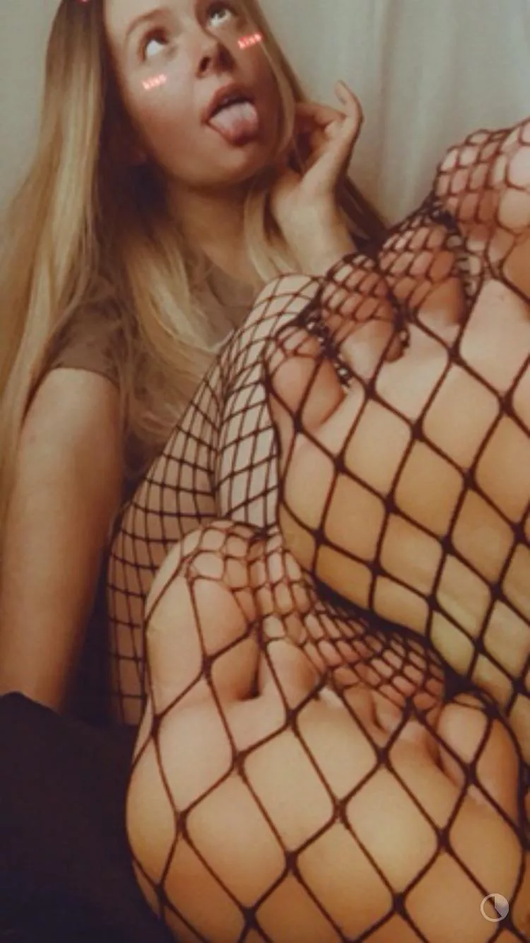 Do the fishnets turn you on even more? 💦 posted by trippyxxhippiie