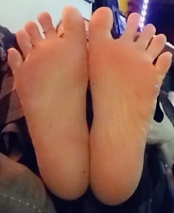 Do u like small feet and long toes??? posted by kissin-pynk