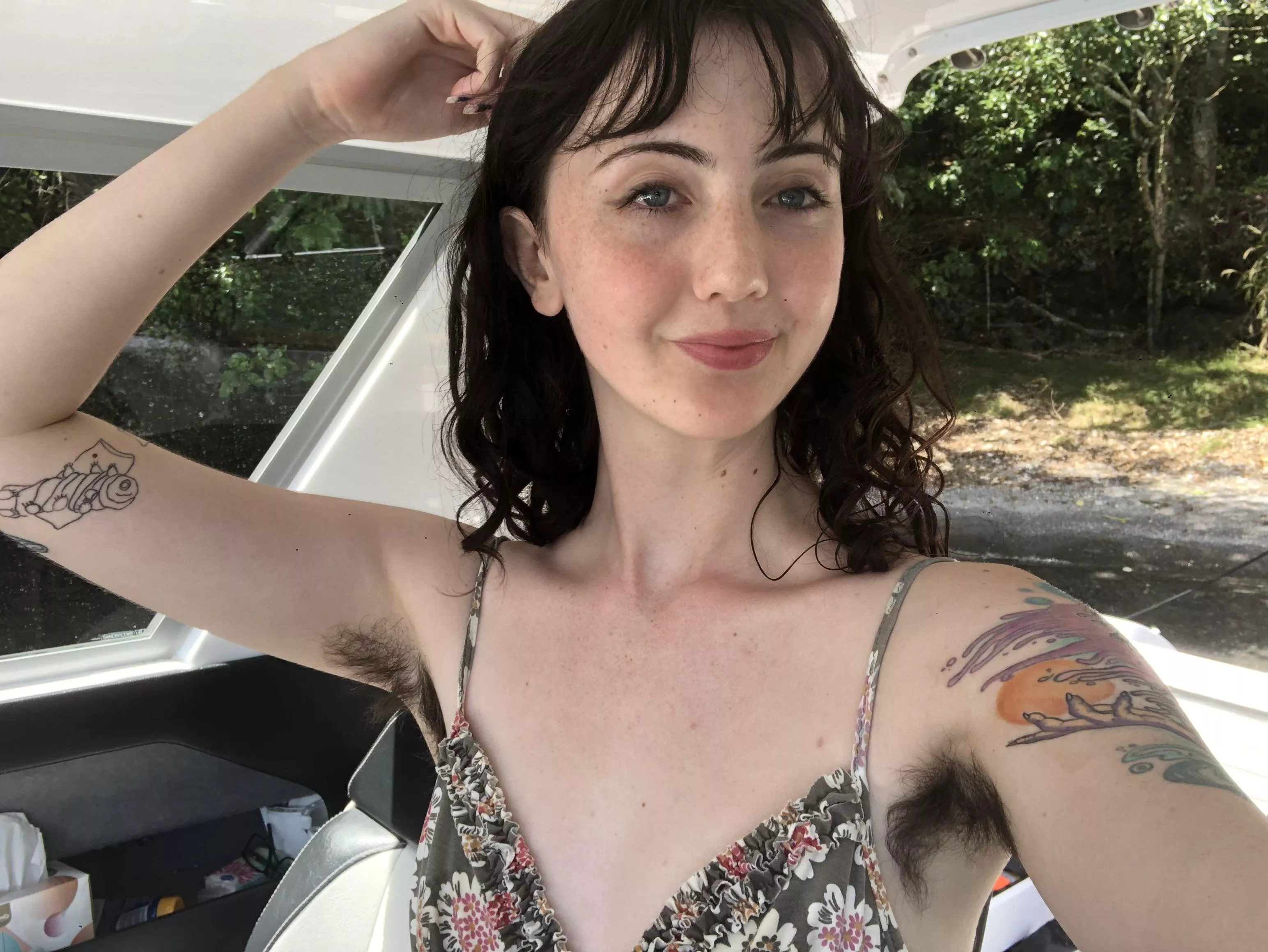 Do u prefer dark or light armpit hair ? Or are u a lover of both ? 🥰 posted by pearlygirly06