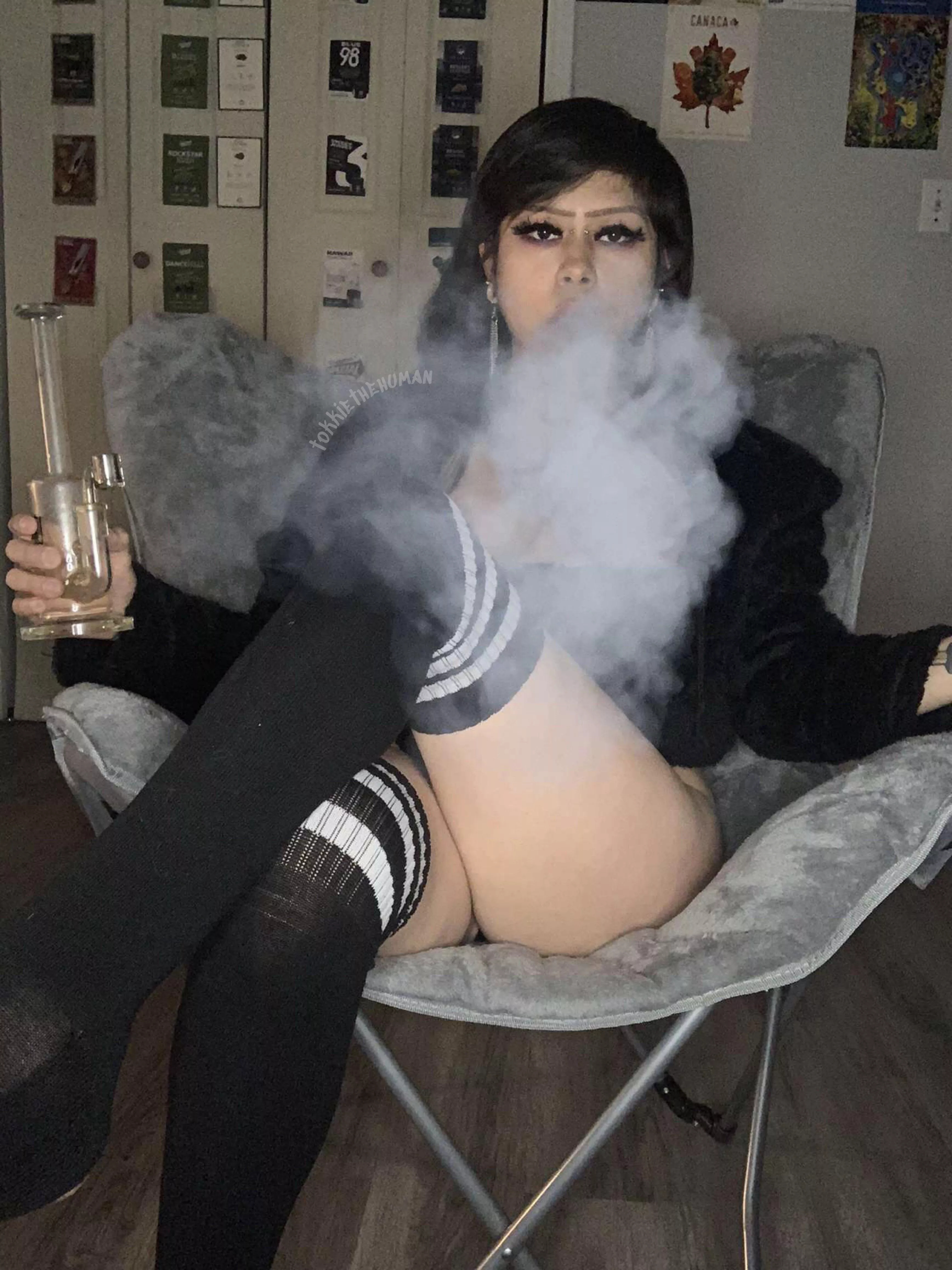 Do you dare approach and ask to sesh with me? posted by BongBaddie