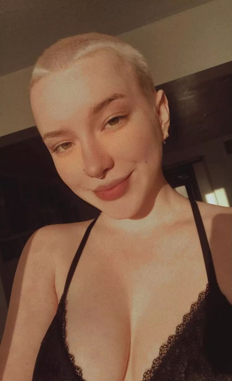 Do you like buzzcuts over here? â¤ï¸ OC posted by Fawncalypso2