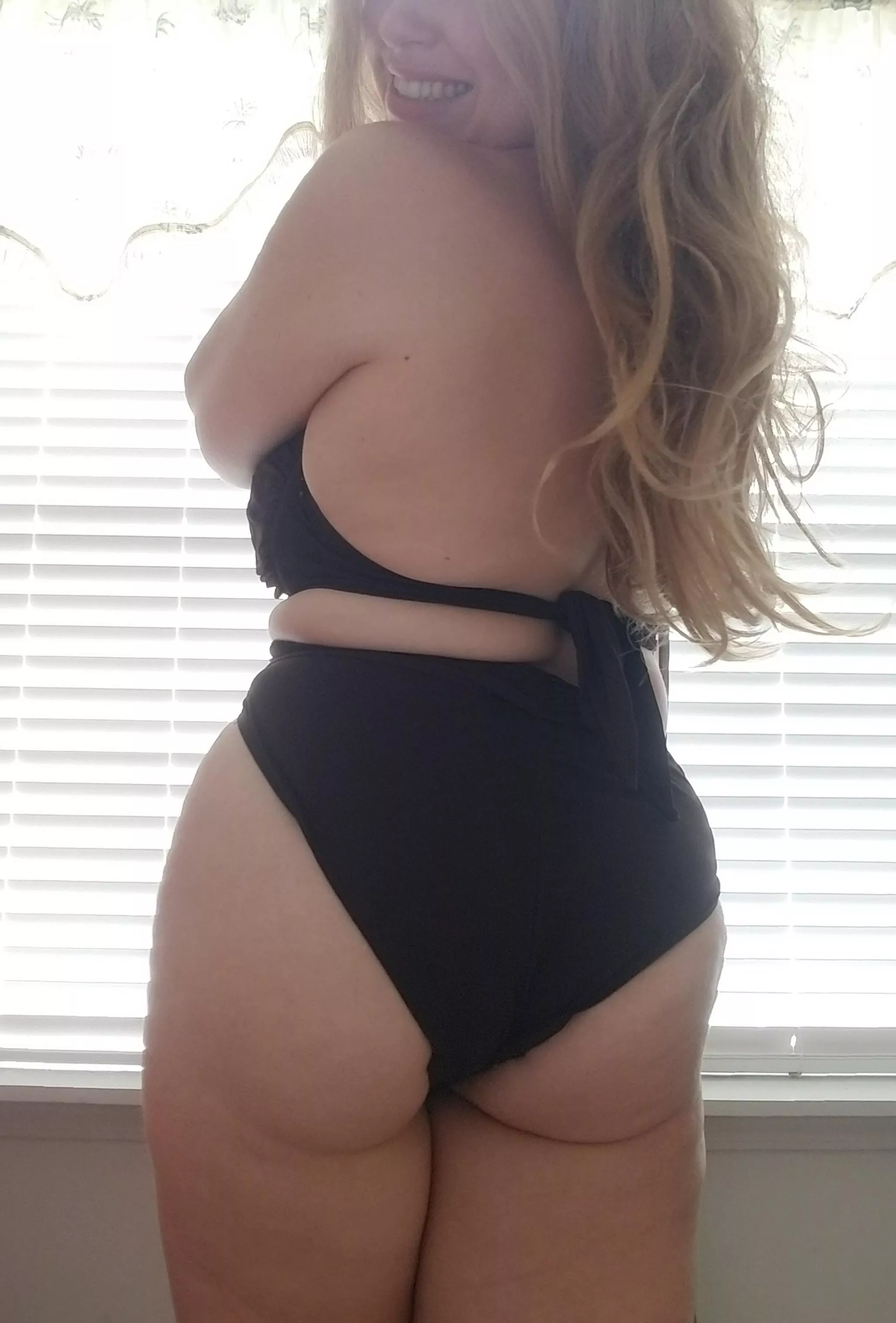 Do you like curvy girls in swimsuits too? posted by Sapphire_vix