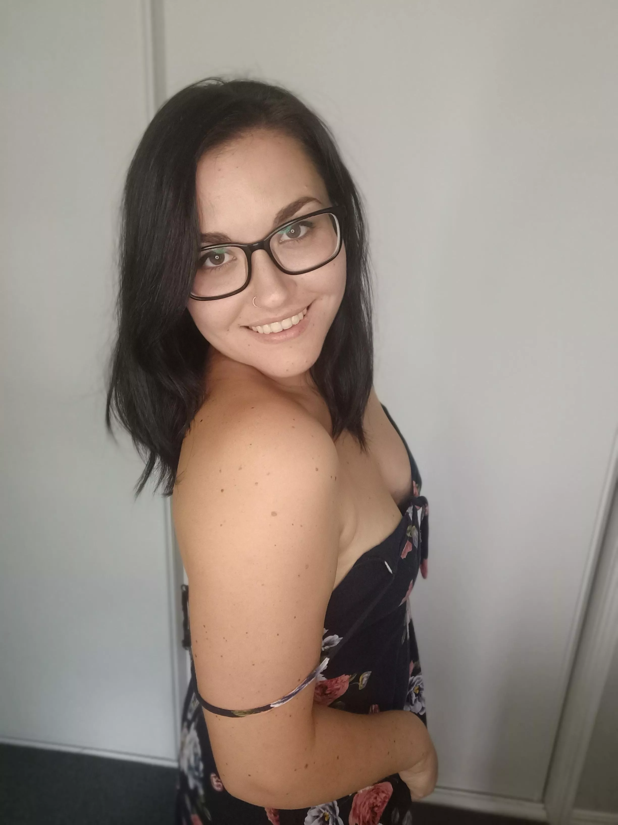 Do you like cute Aussie milfs who wear glasses? If you do, hello 😘 x posted by emmyr_osa