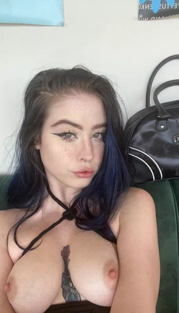 do you like girls with freckles here? 🥺 posted by prosexx