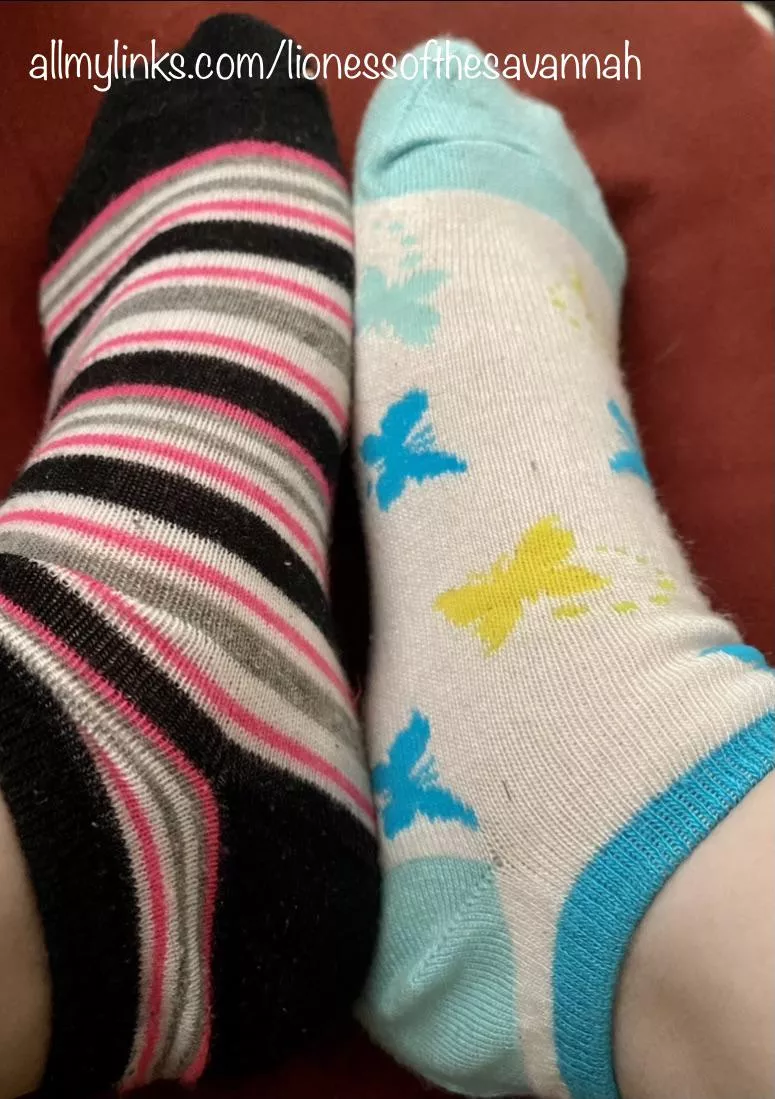 Do you like mismatched socks? 🧦🧦 posted by Savannahs_Feet