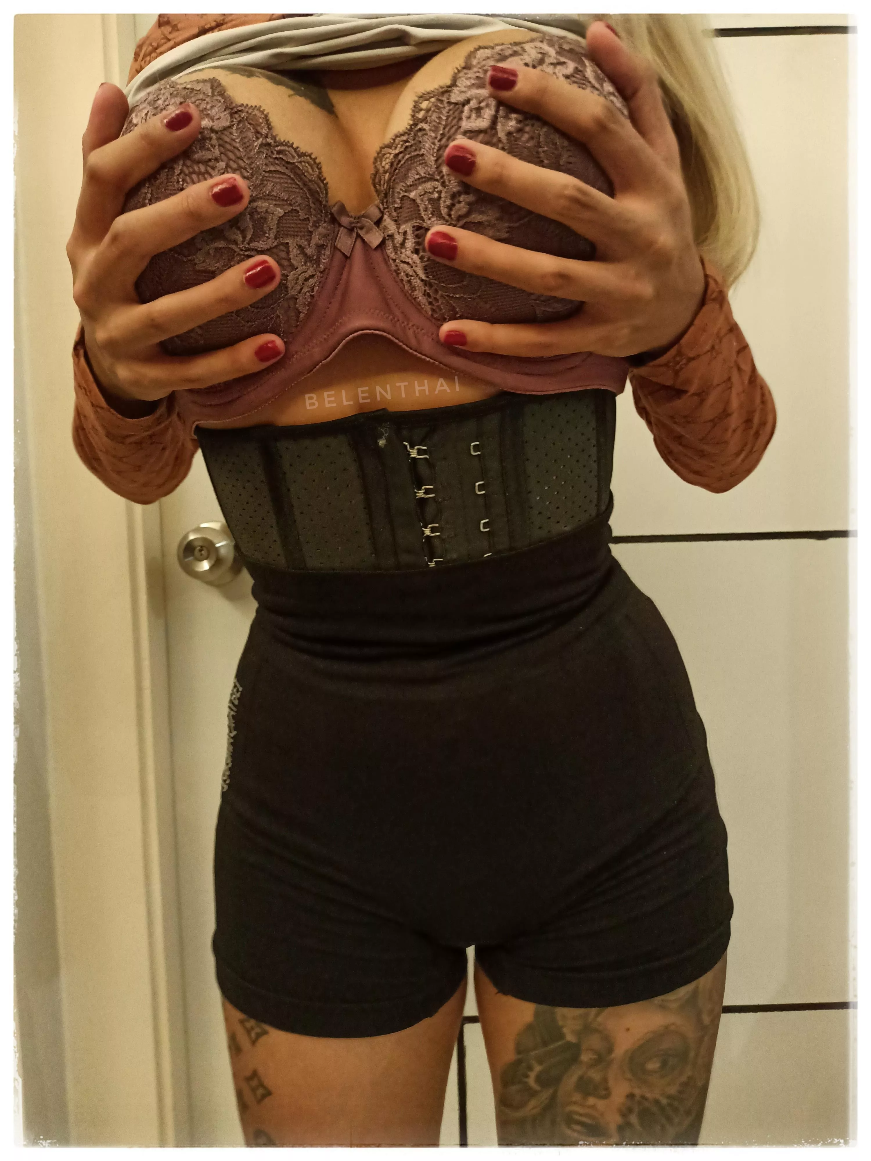 Do you like my corset squeeze? posted by Belenthai