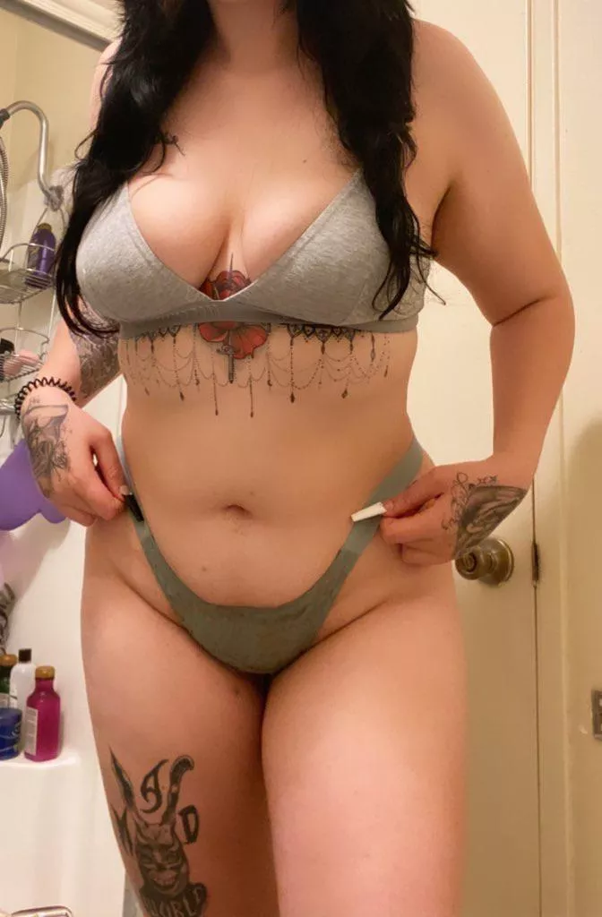 do you like my curves ? posted by triste_chelixxx