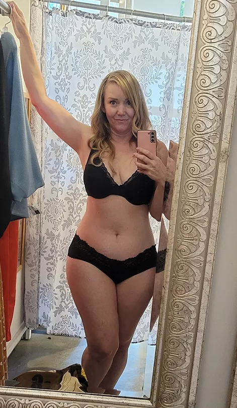 Do you like my curvy shape? [F47] posted by Crystal_Sunshine_