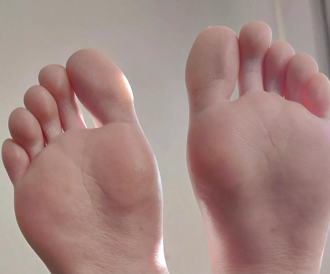 Do you like my feet? posted by nataliaonlyfans