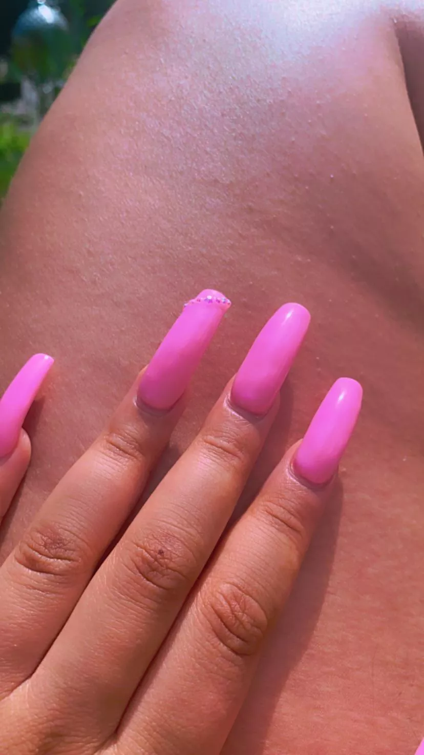 Do you like my nails? posted by llyxbimbo