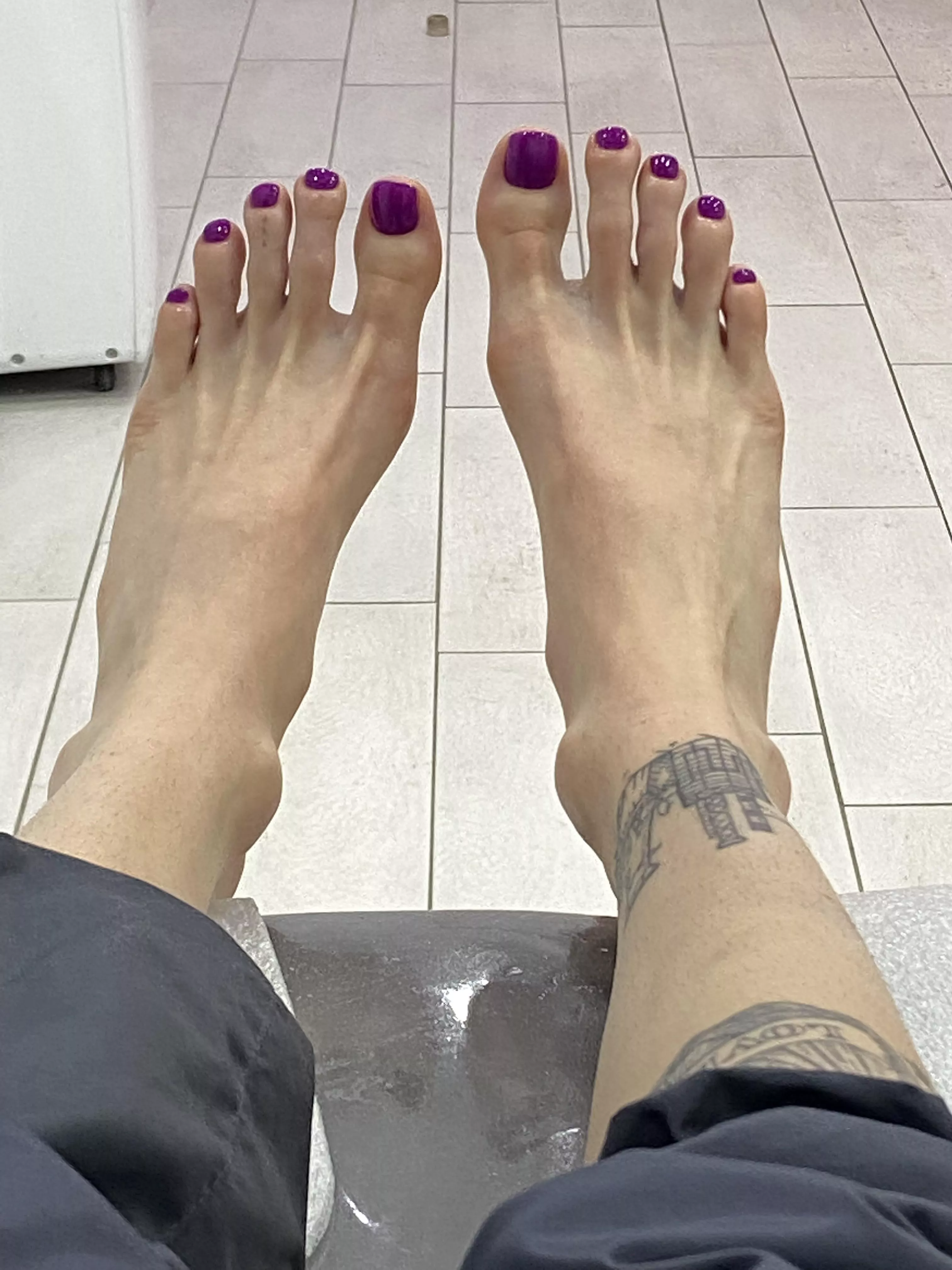 Do you like my new pedi ?) posted by AvroraPeach666