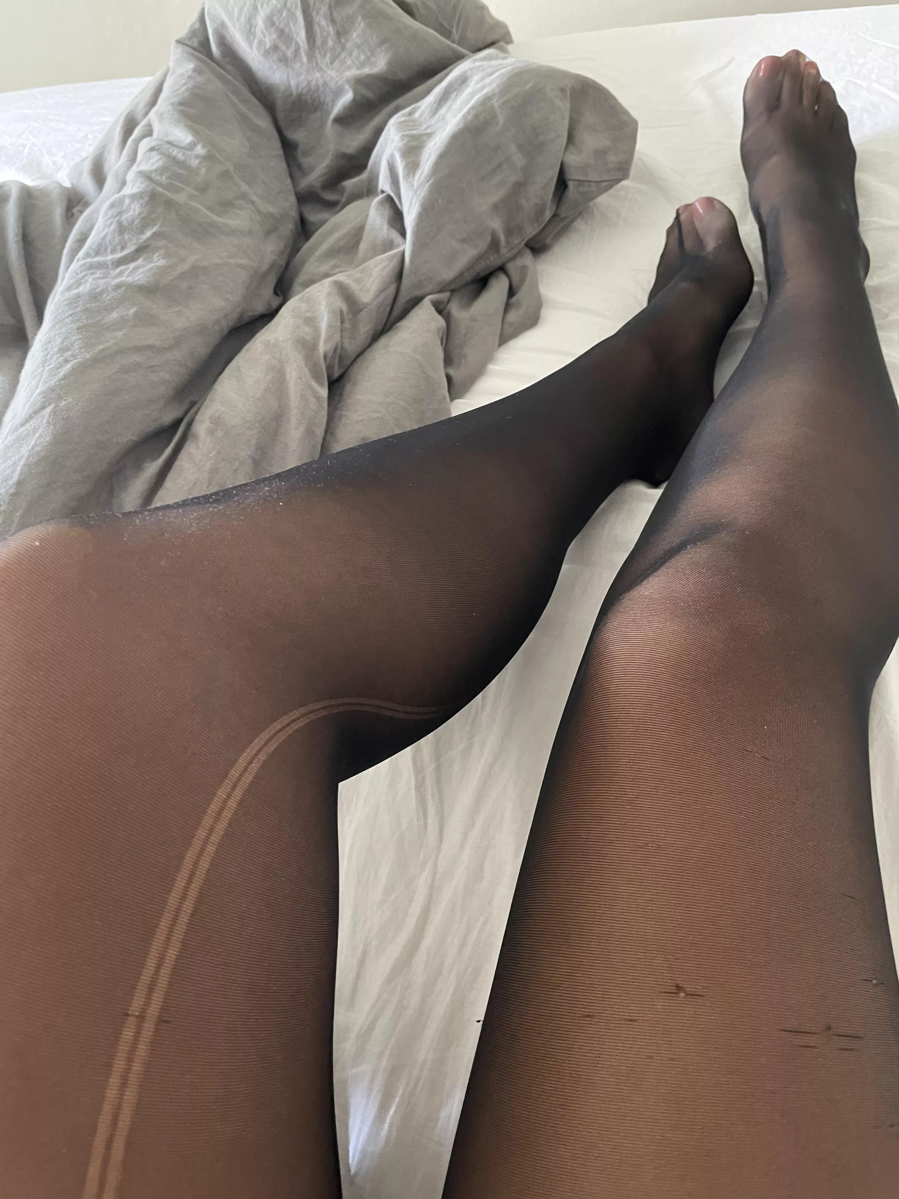 Do you like my ripped nylons😉 posted by uniquefeetster