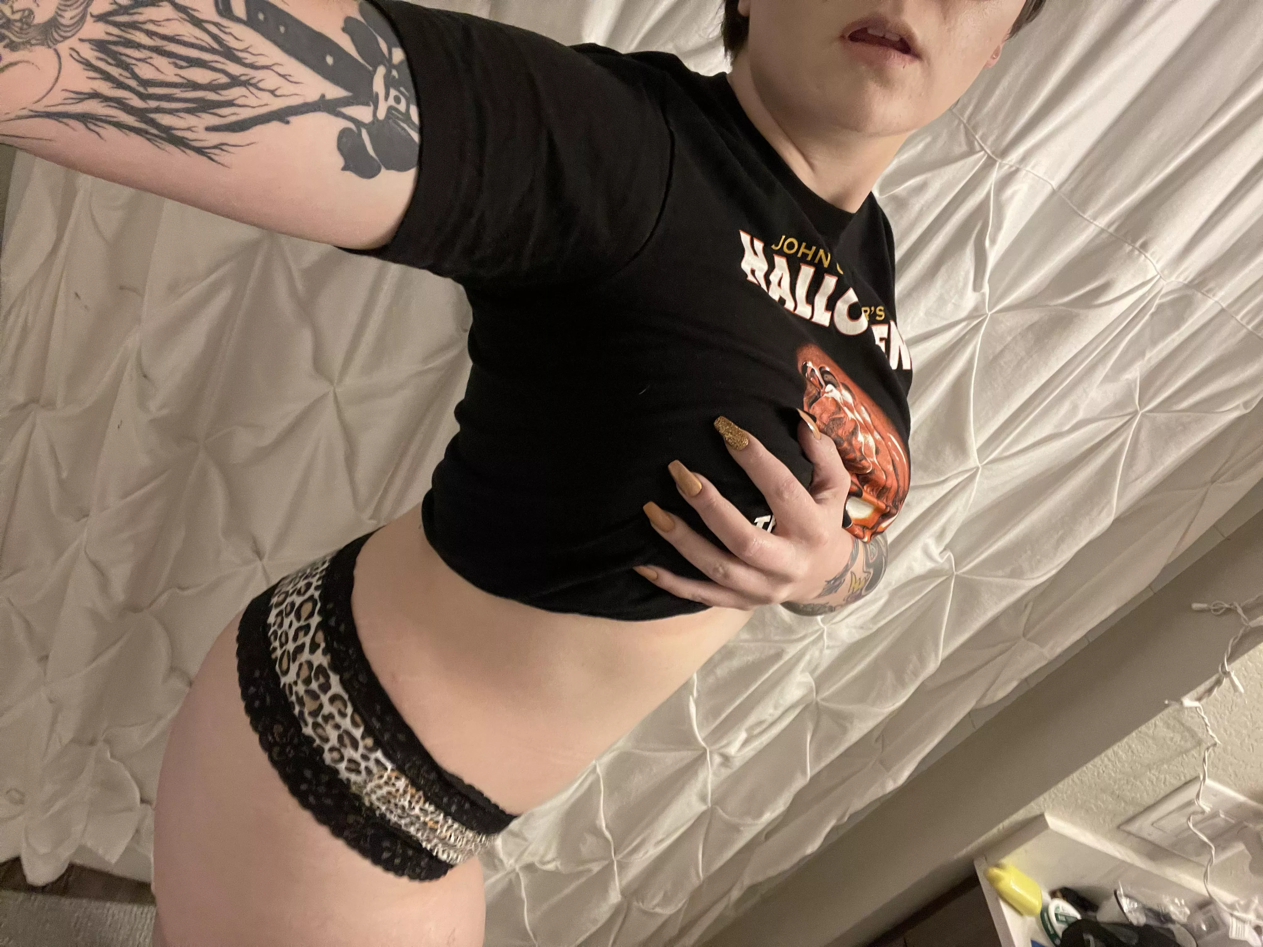 Do you like my shirt? 🥺 posted by ScarletDeathMask