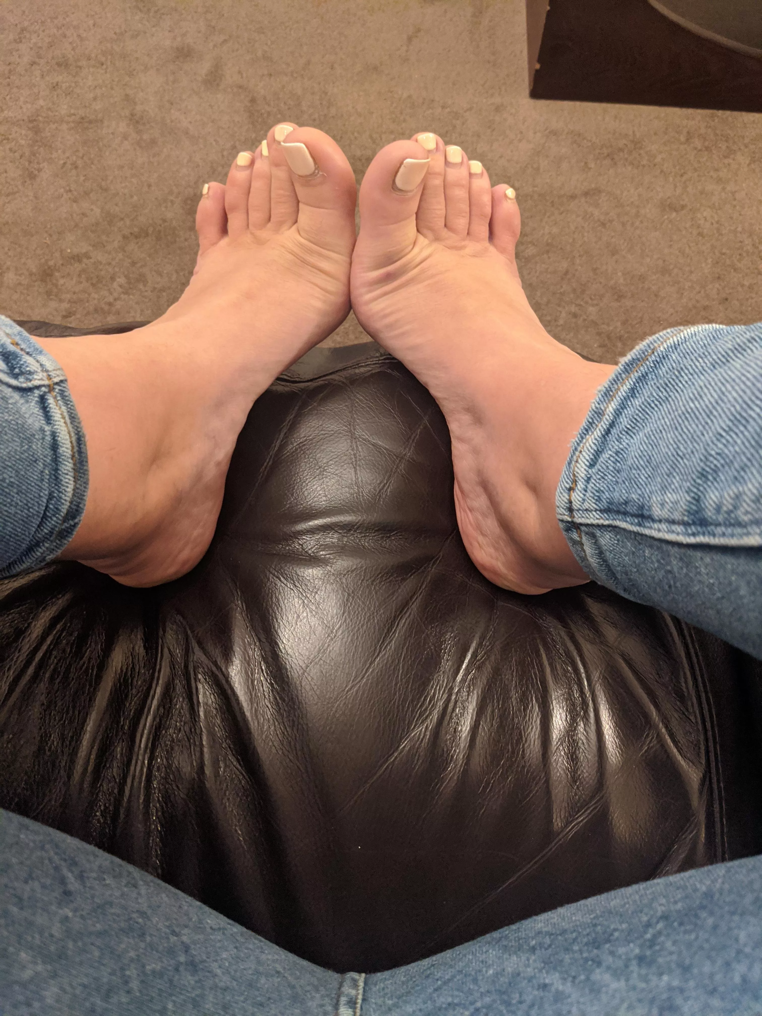 Do you like my toes ? posted by iwantaria