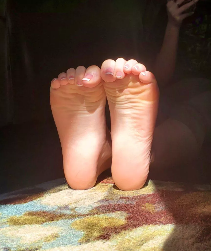 Do you like scrunched soles? 🥵 posted by thepeachyfeet