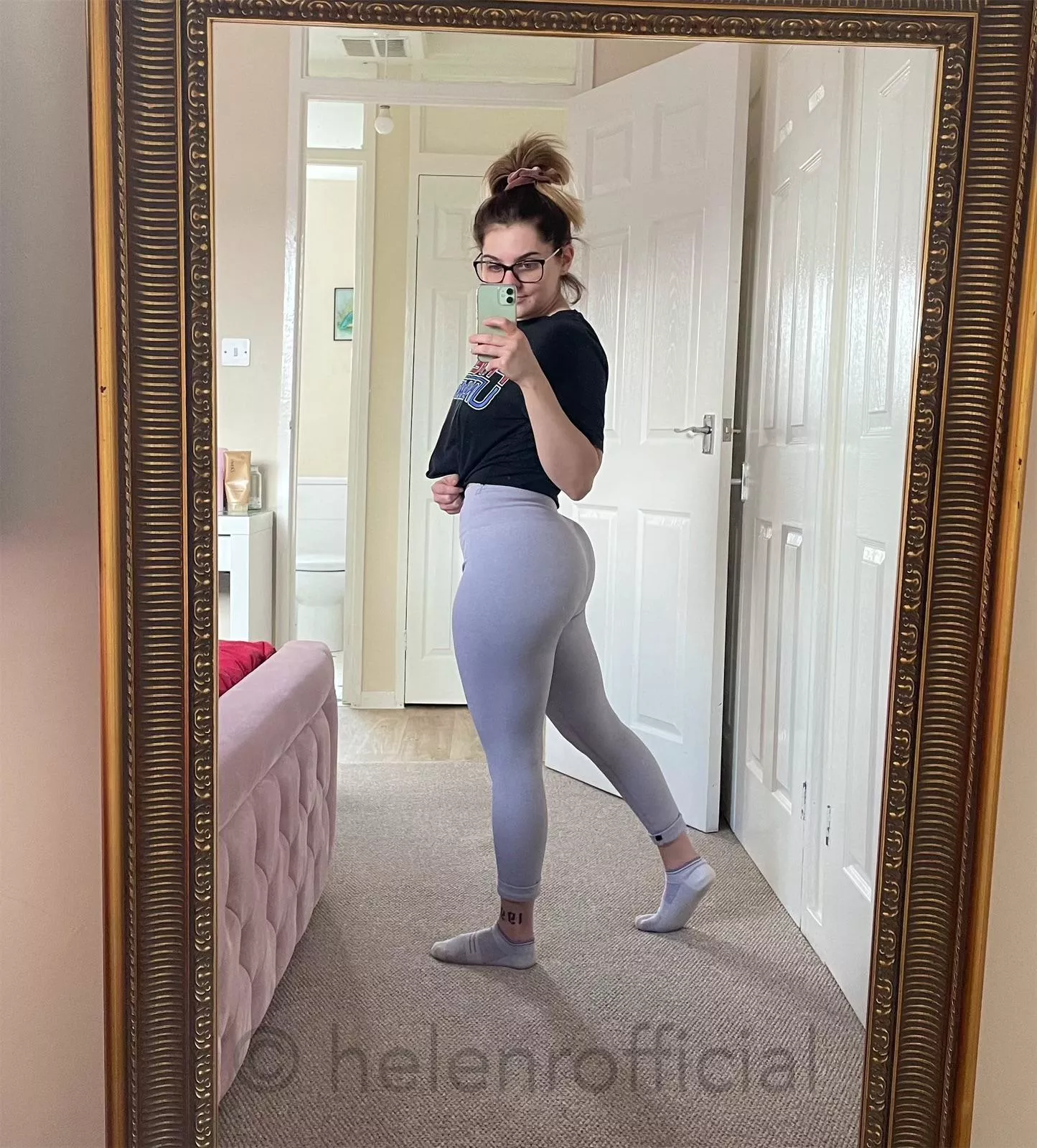 Do you like the colour of my leggings? 🥺 posted by helenrofficial