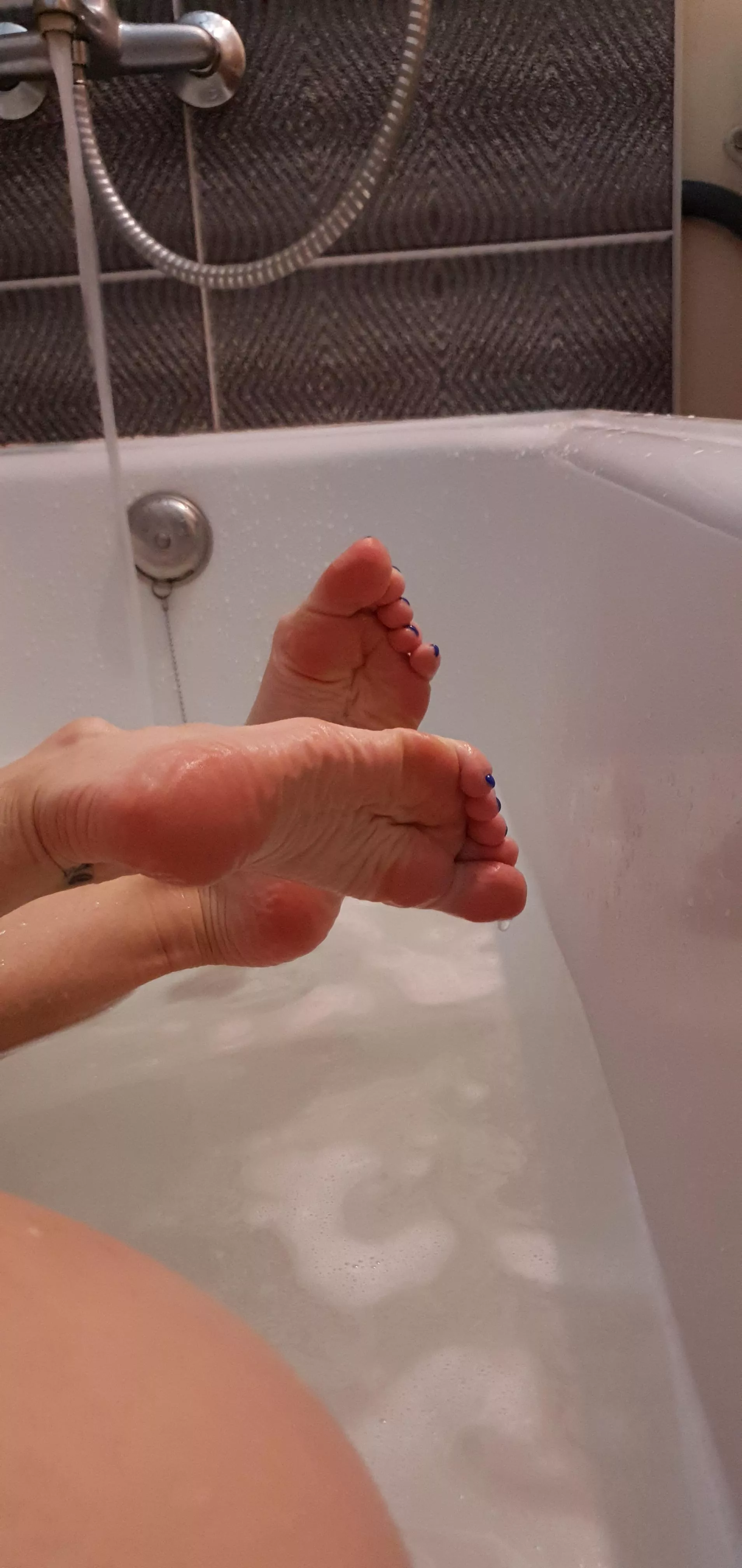 💦do you like the wet soles of my feet?👅👅👅 posted by meow_tattoo