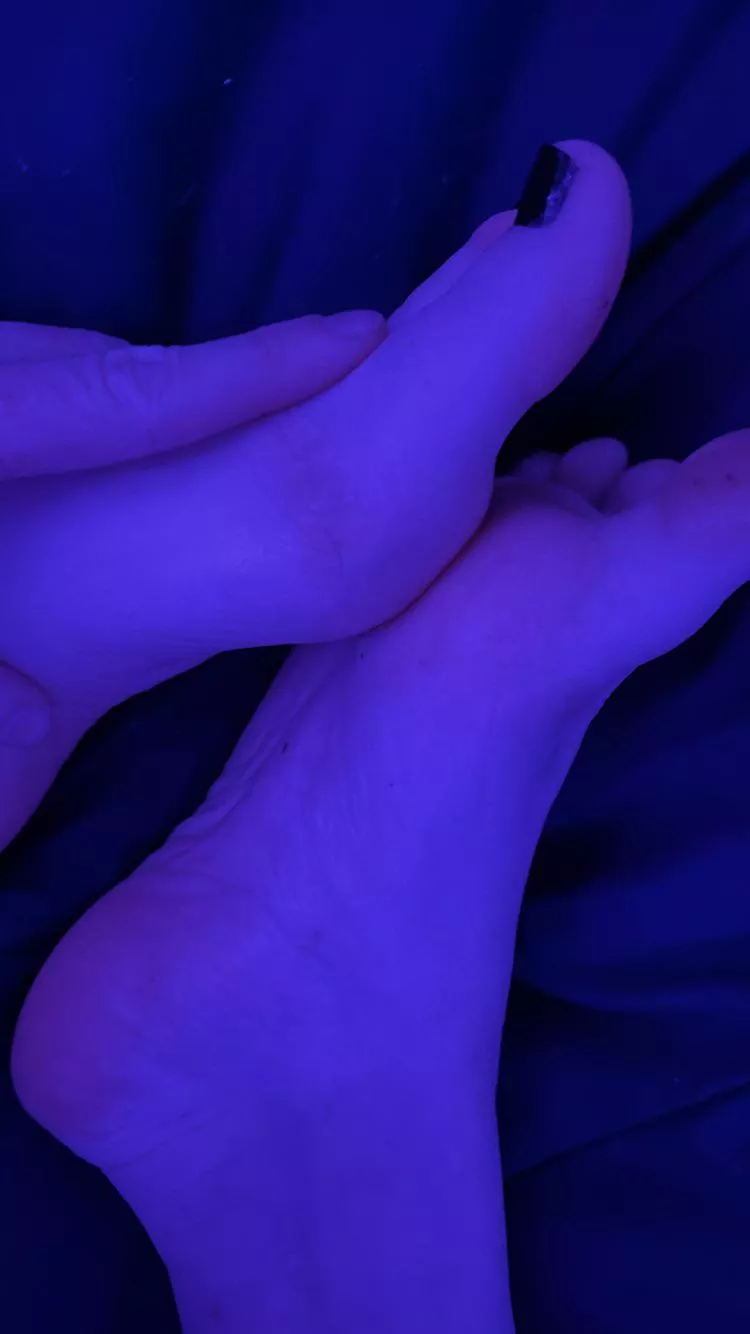 Do you wanna feel my soles against your cock? posted by dlpafterdark