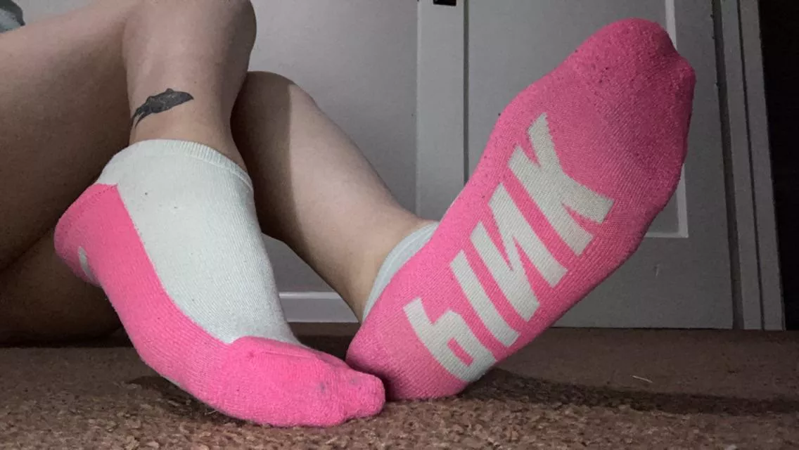 Does anyone want a pair of my socks? Will wear to perfection. 💖 posted by Love_Leia