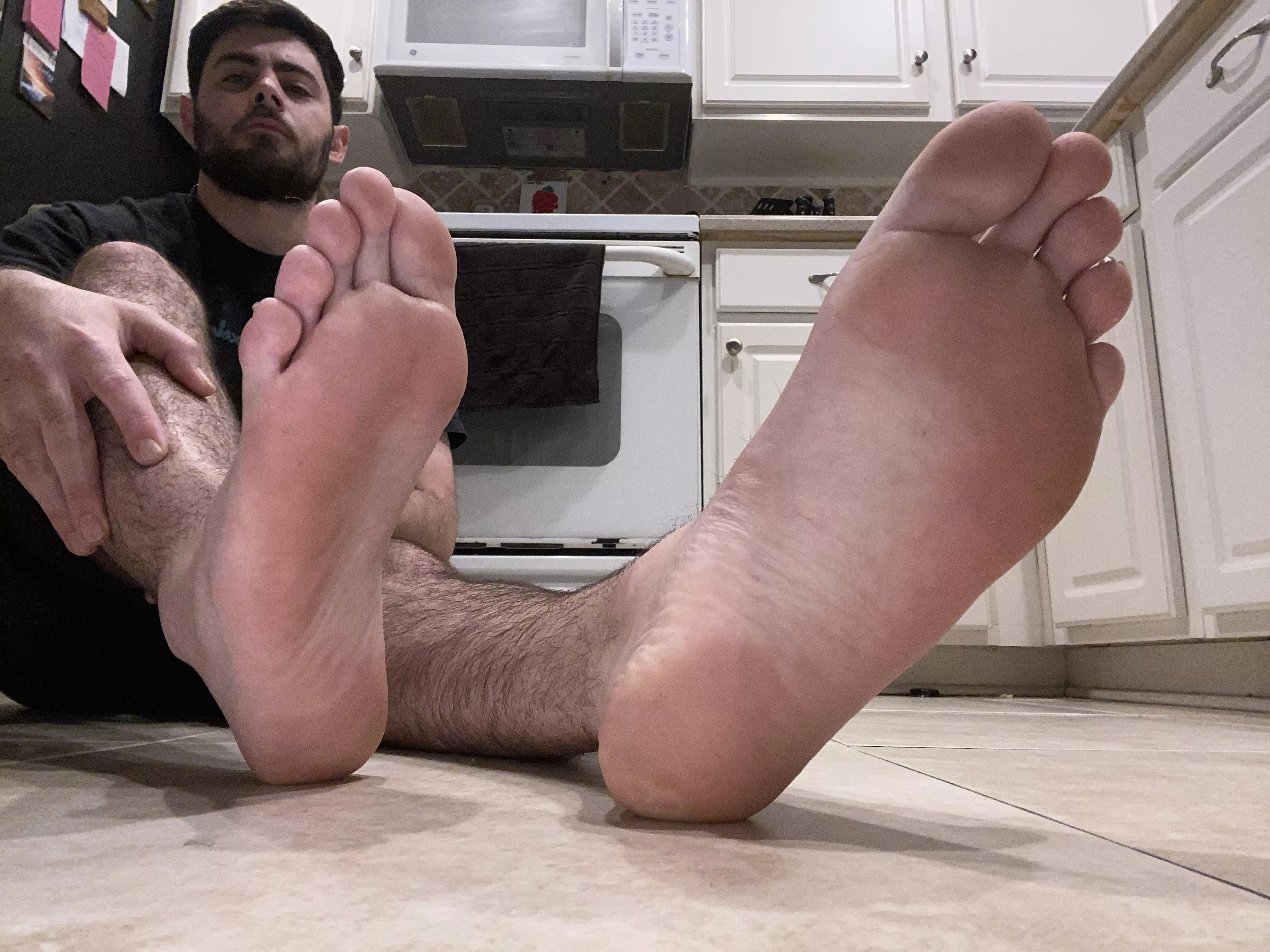 Does it turn you on looking at my bare feet? 😏 posted by King_Mattx