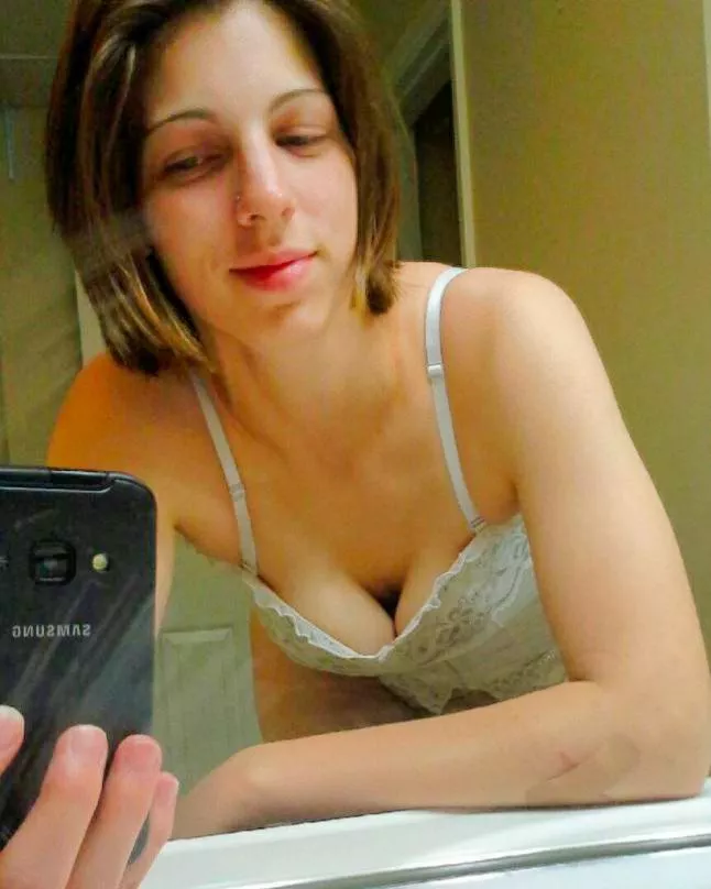 Does the all natural, makeup-free look work for me? [F] posted by voyeurcouple24