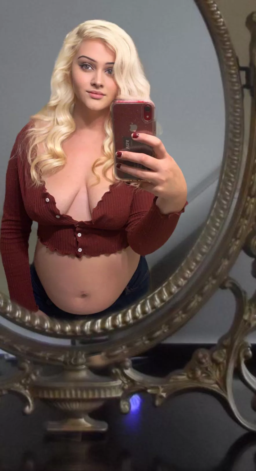 Does this crop top look okay? Itâ€™s before dinner btwðŸ˜ˆ posted by xxxnaughtymeg