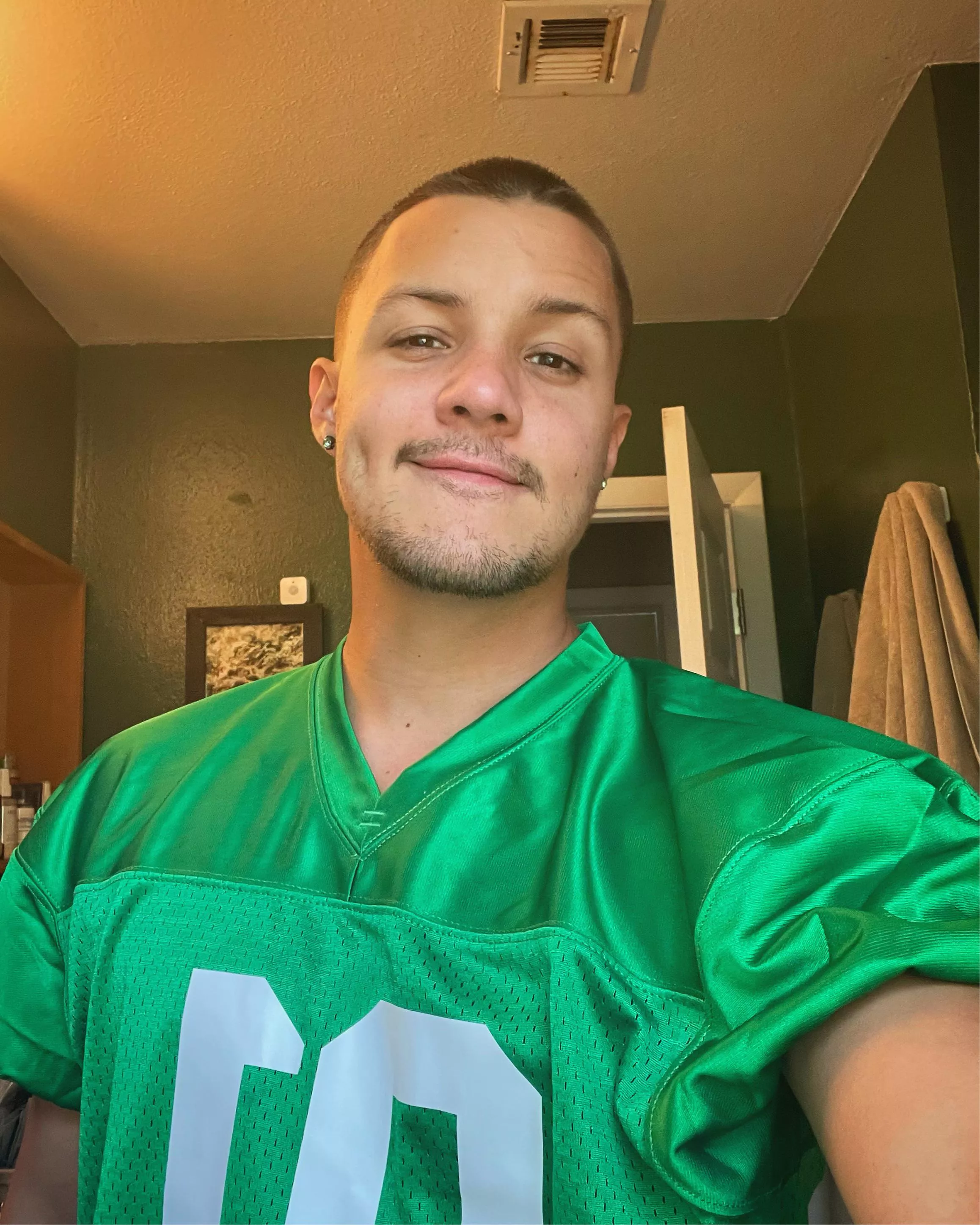 does this football jersey make me look butch ðŸ‘€ðŸˆðŸ’…ðŸ½lmaooooo posted by PrinceOfCups13