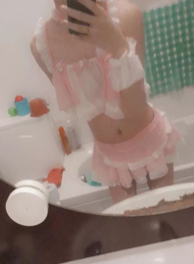 Does this outfit make me look girly owo? posted by Cholru