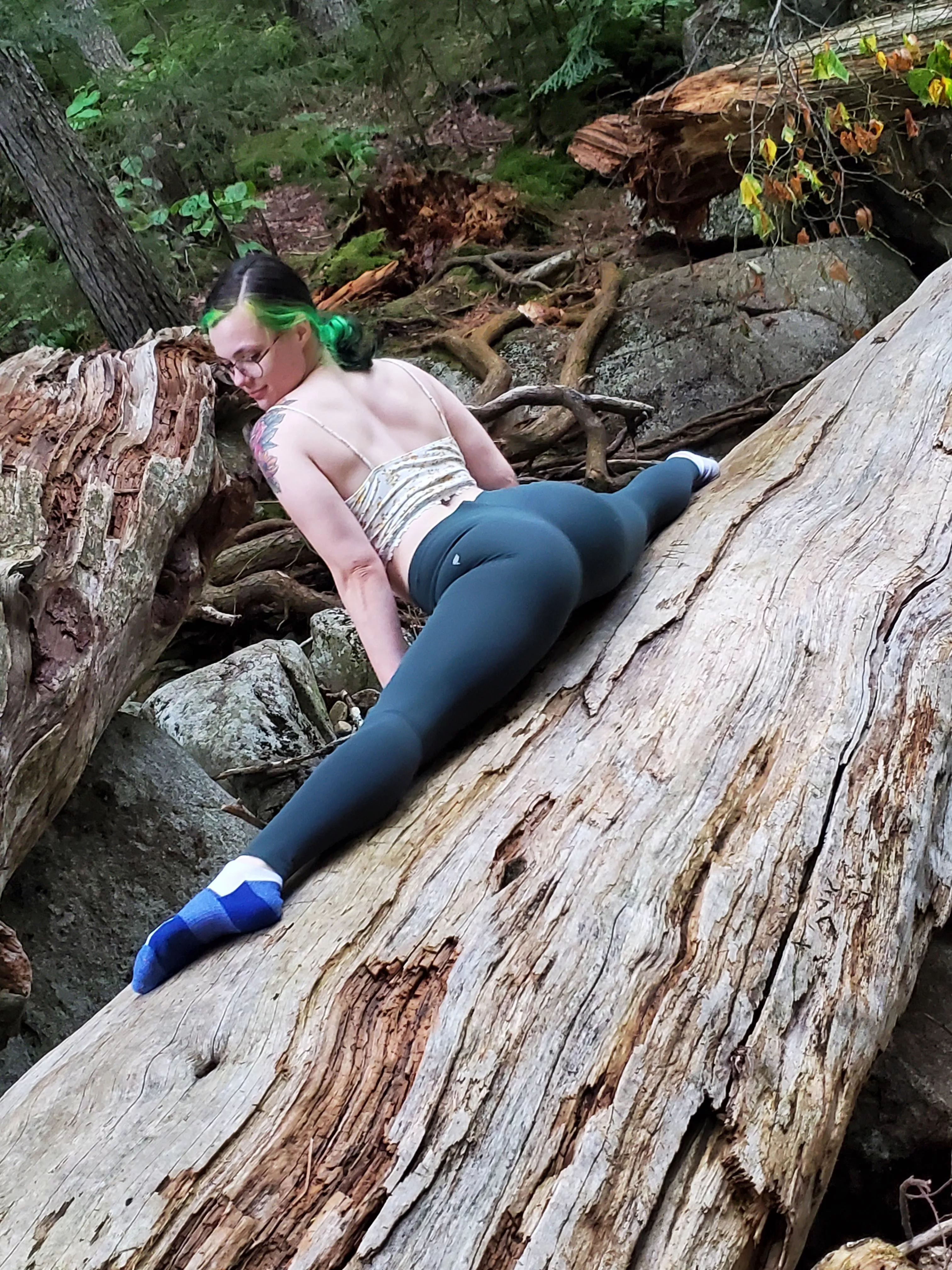 Doing a straddle split and my leggings making my ass look amazingðŸ˜œðŸ˜œ posted by lilac_viola