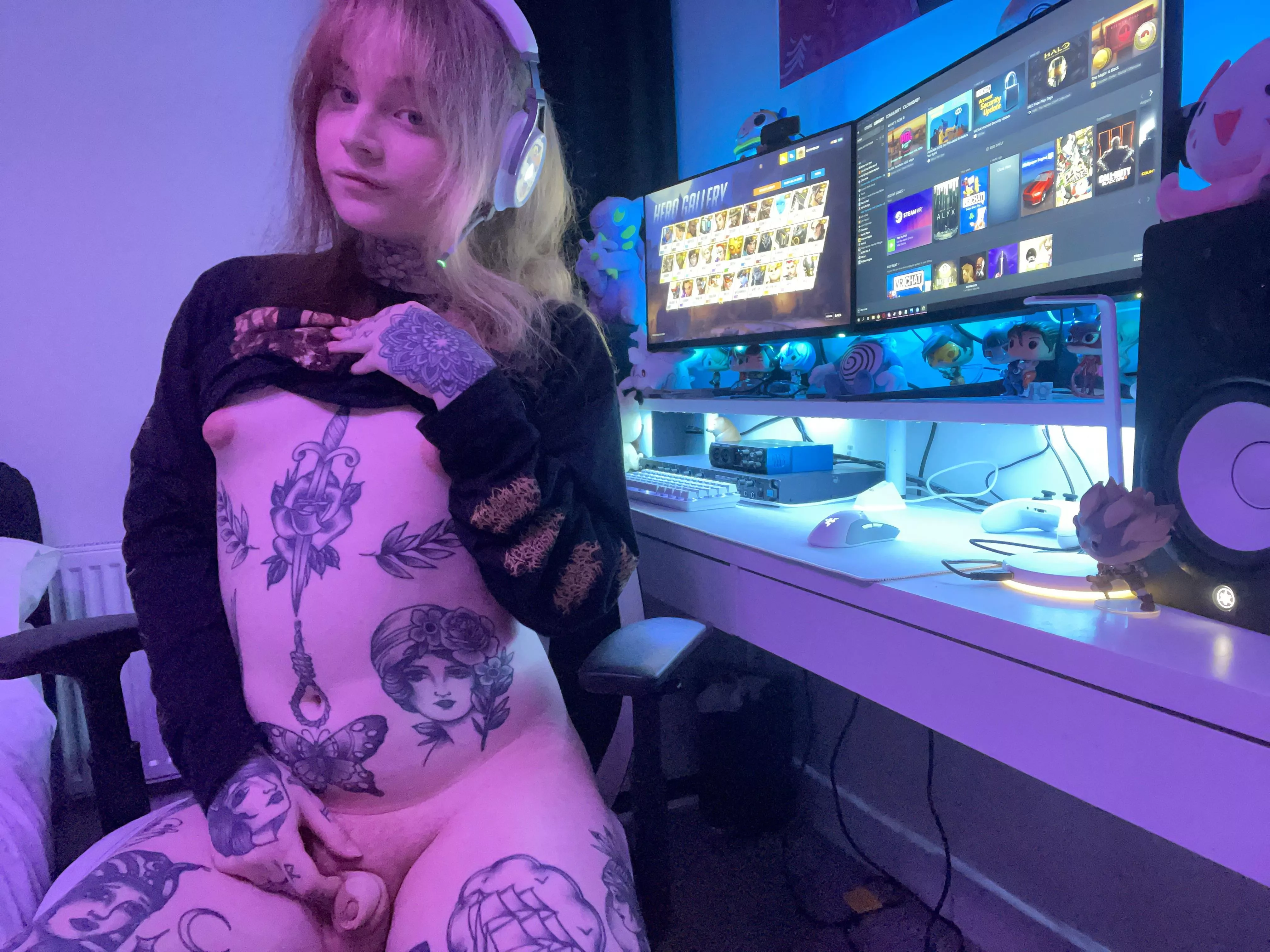 Don’t you want a gamer gf with a joystick you can play with? 🥺 posted by EmilyPiexo