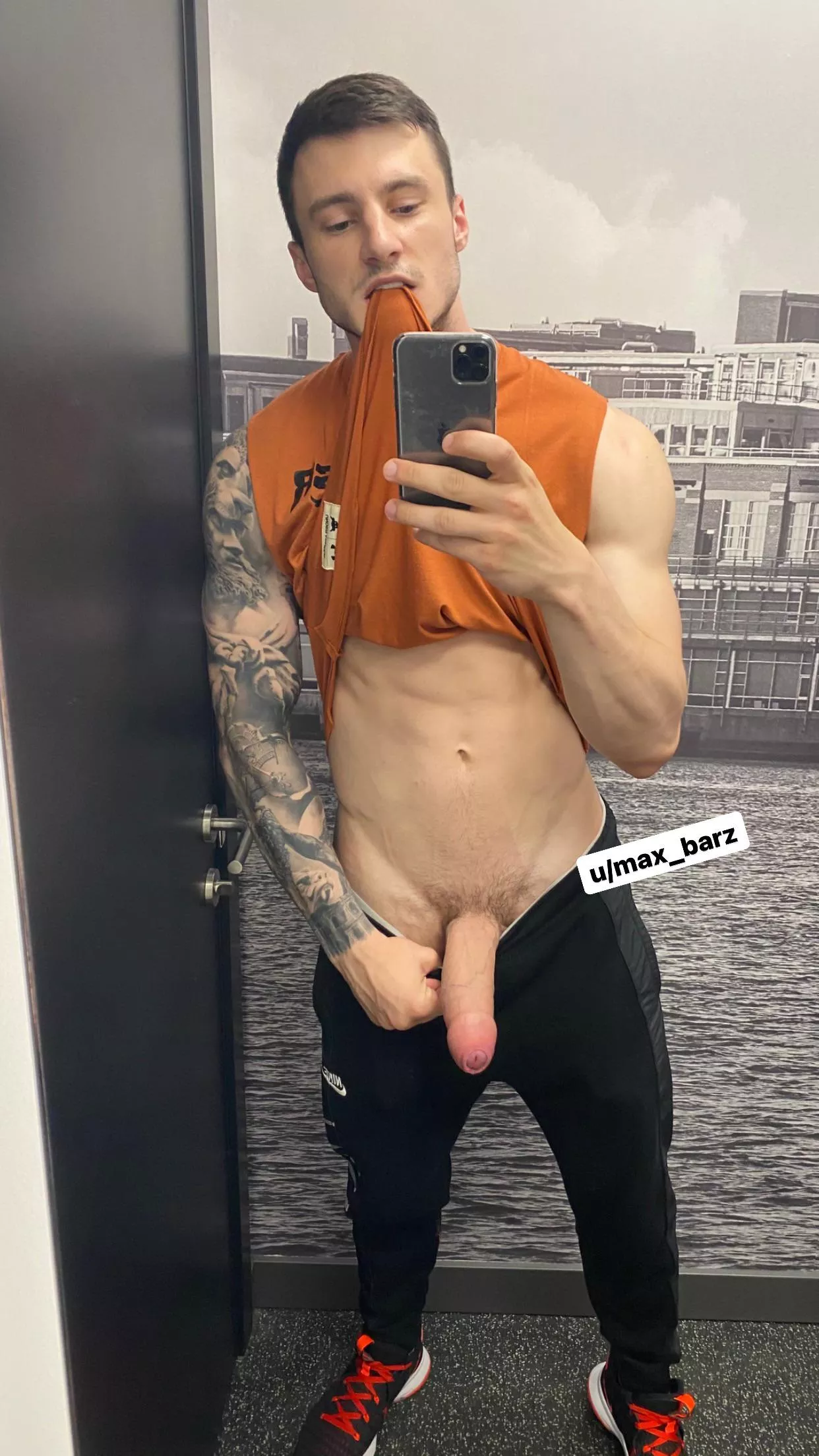 Dressing room selfie 🤳 posted by Max_barz