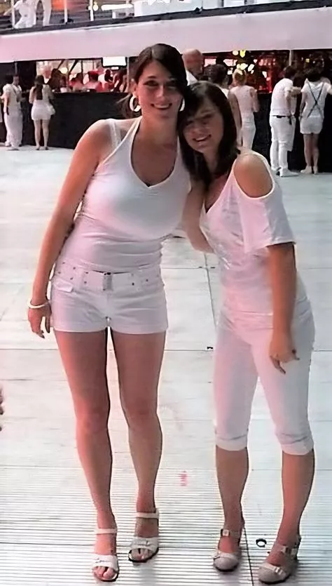 Dwarfing her friend posted by SpurtNSpurt