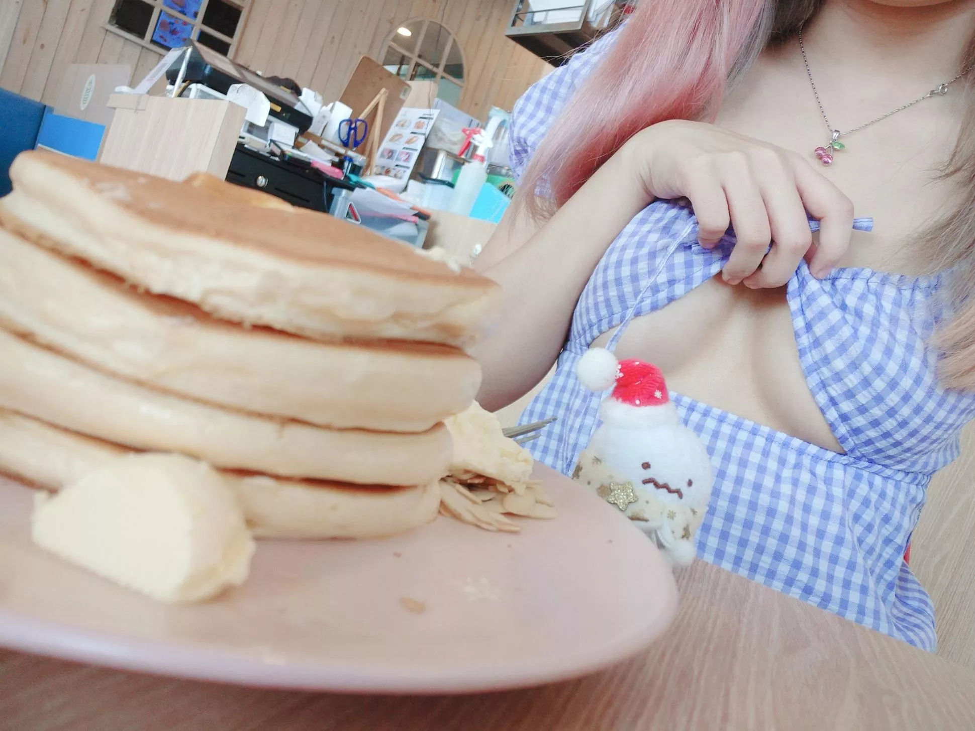 eat the pancakes or ... me ? 💗 posted by Littleeeleaf