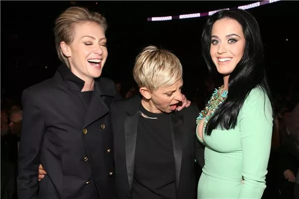 Ellen DeGeneres taking a good look at boobies of Katy Perry posted by Typicalhell