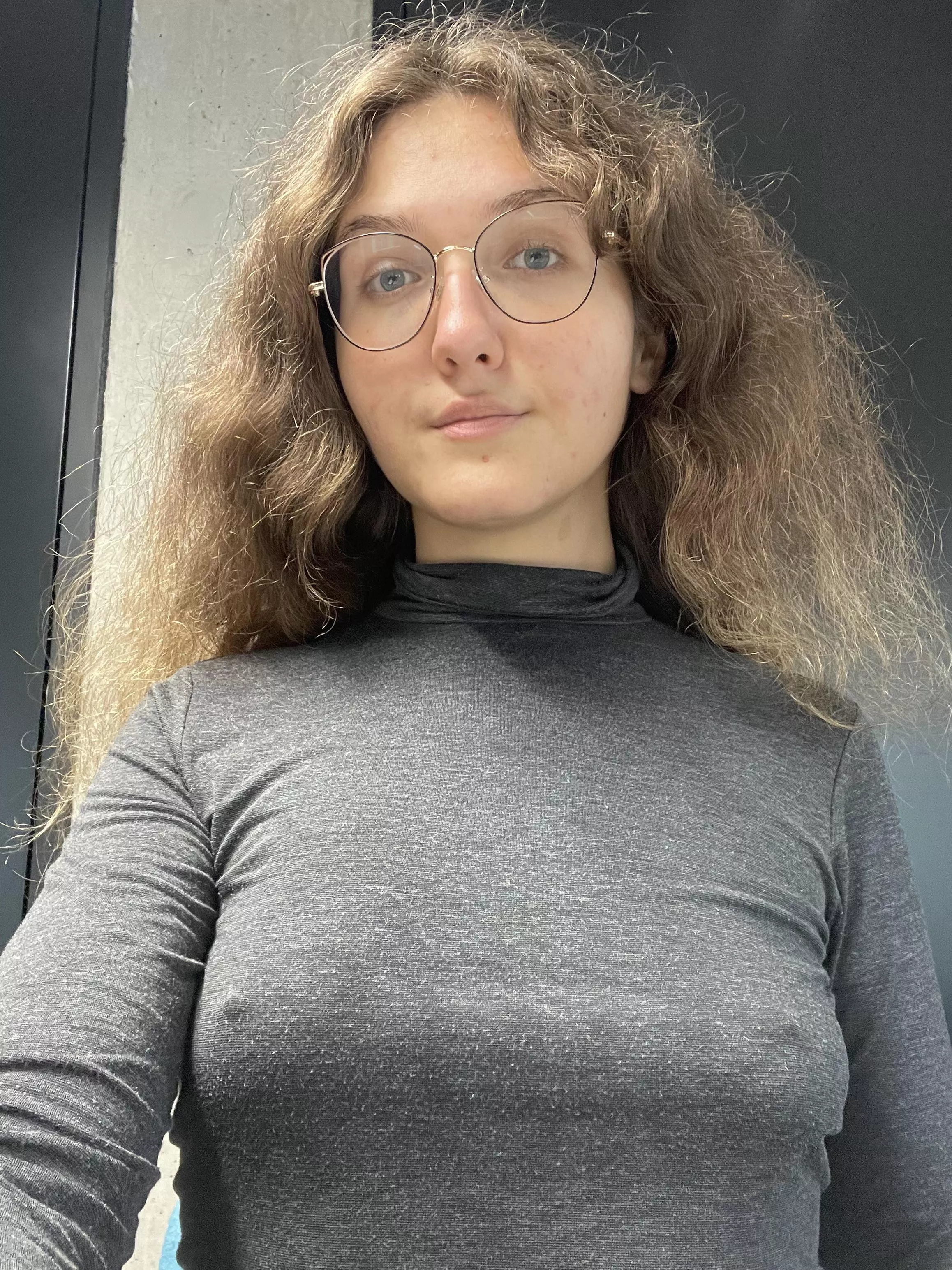 ermm how did I not know about this sub when I basically live braless in turtlenecks? 😅 posted by adile_like-in-a-lay