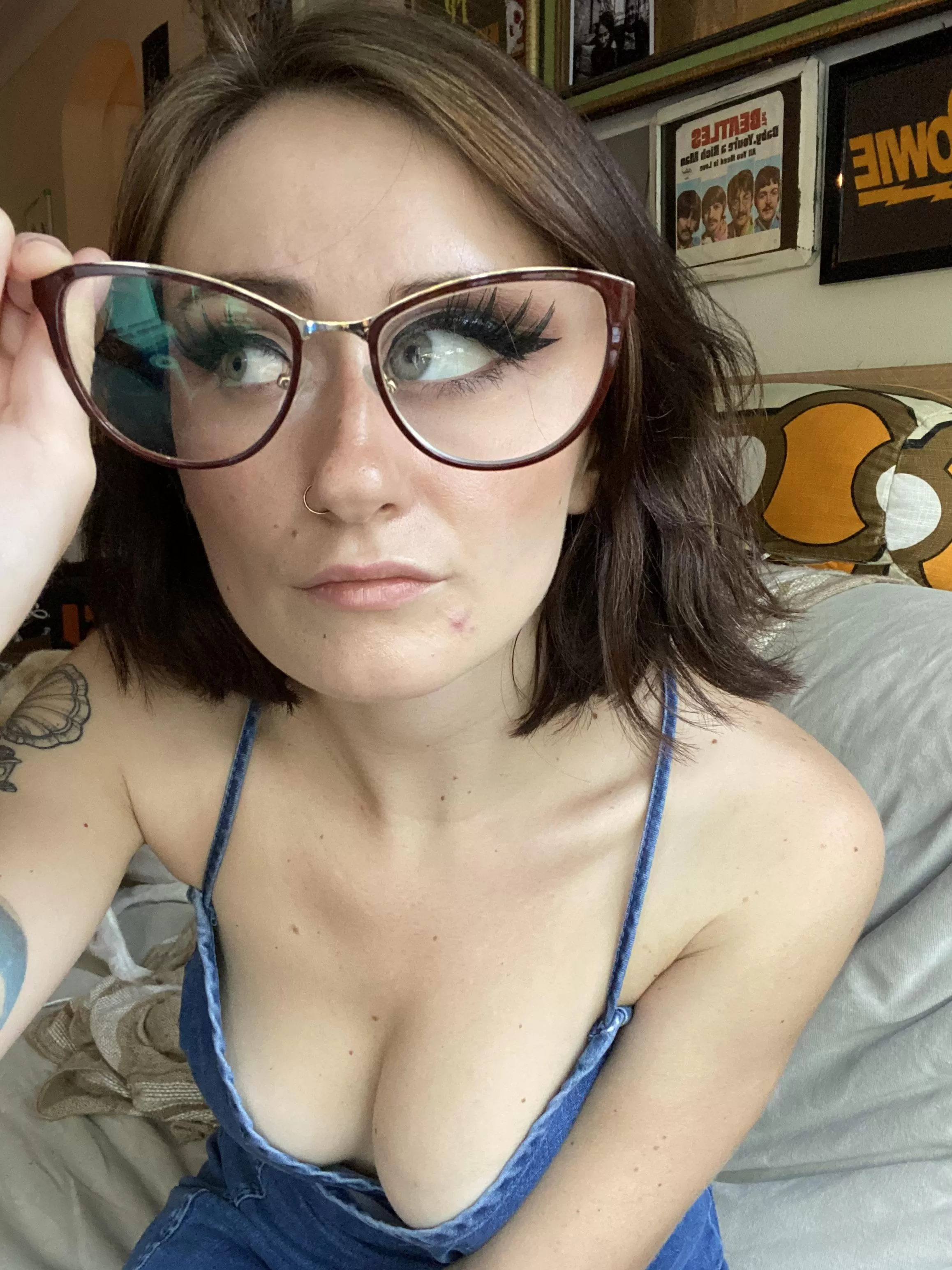 Every time someone on this subreddit tells me my glasses are fake my eyesight gets worse, please help me😭 (20 F) posted by veronicaventure