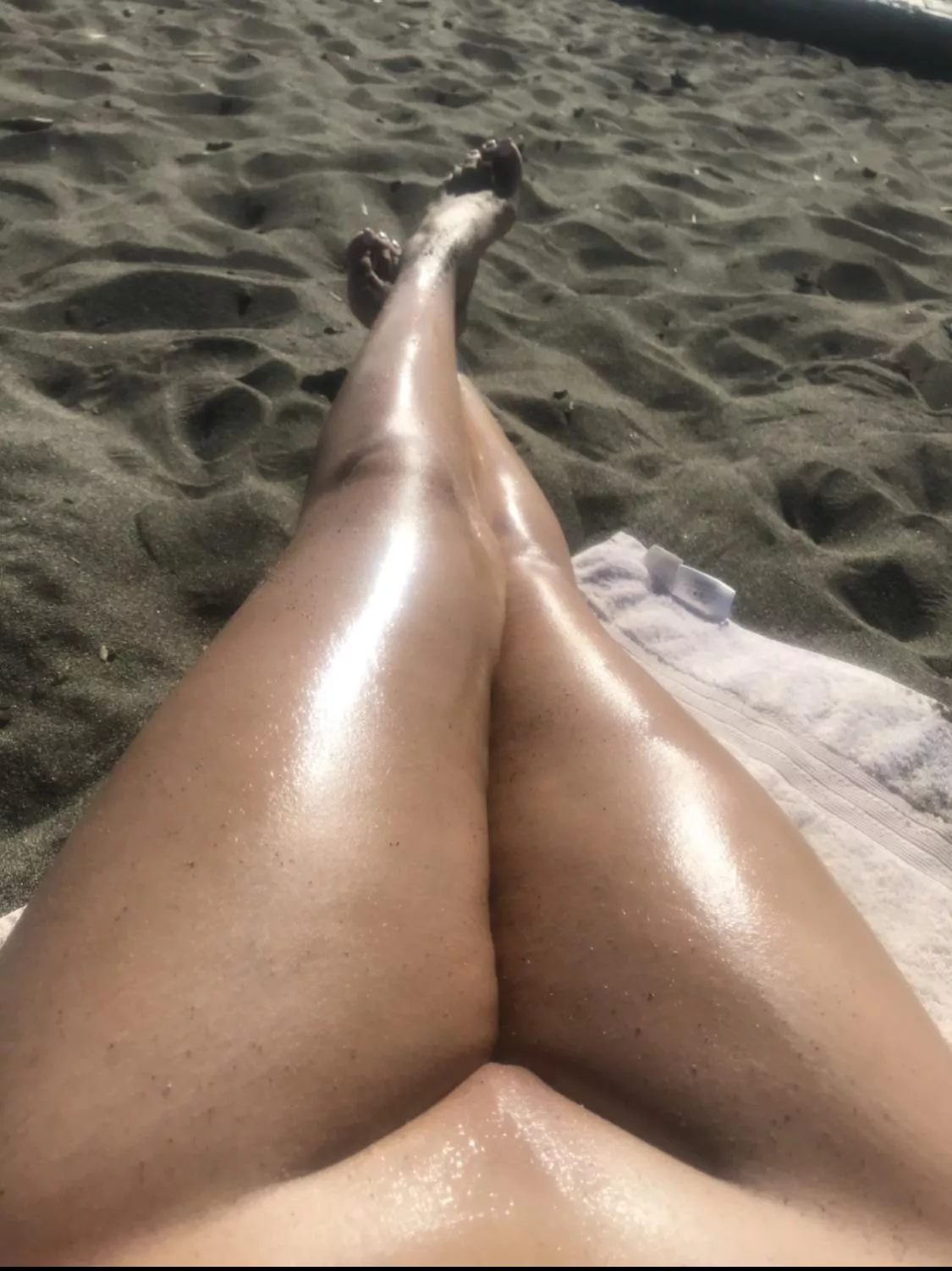 Everyone looking at her legs at the beach posted by Amita25