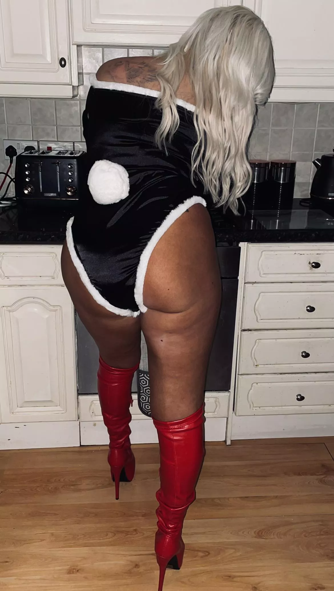 [f] Gonna serve you up a sexy Christmas dinner honey, hope you’re hungry posted by sparkly-and-savage