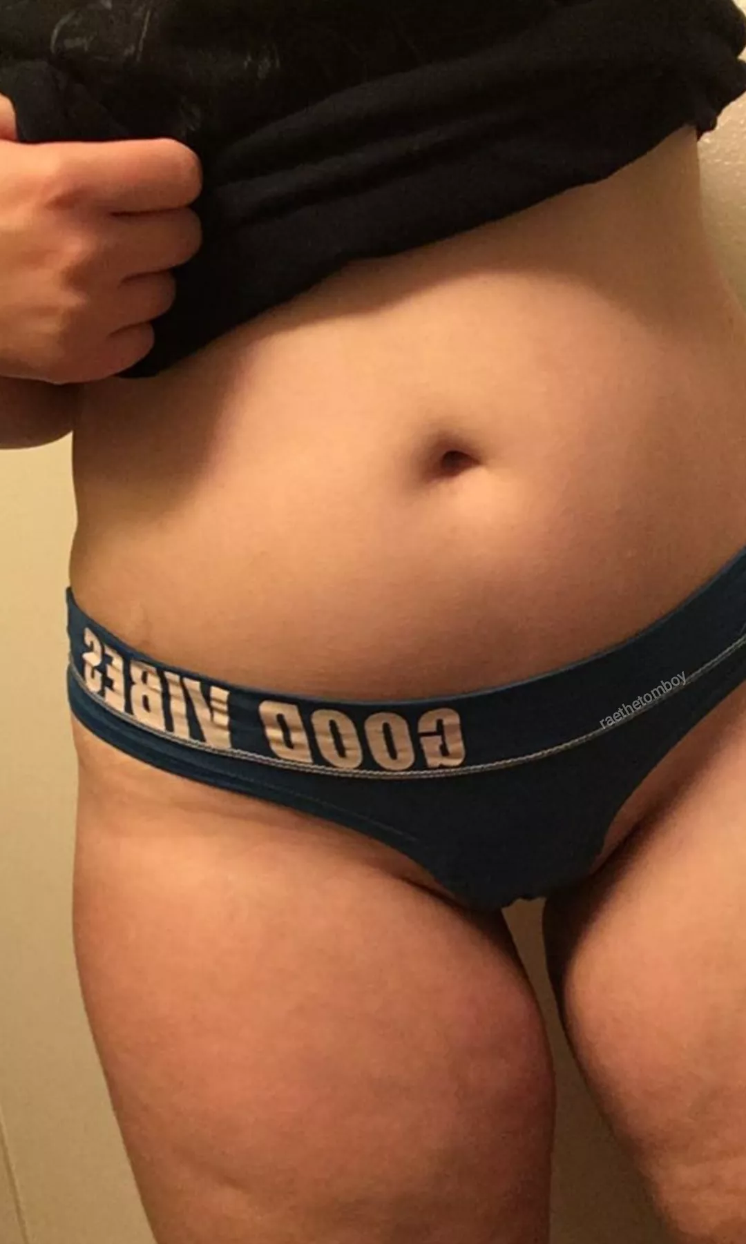 [F] Happy Monday! I'm tryna start the day with the right attitude - good vibes only~ What keeps you motivated on Monday morning? posted by raethetomboy