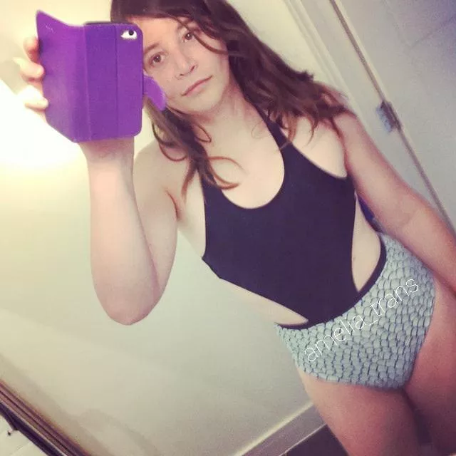 [F] Would I look cute at the pool? posted by amelia_trans