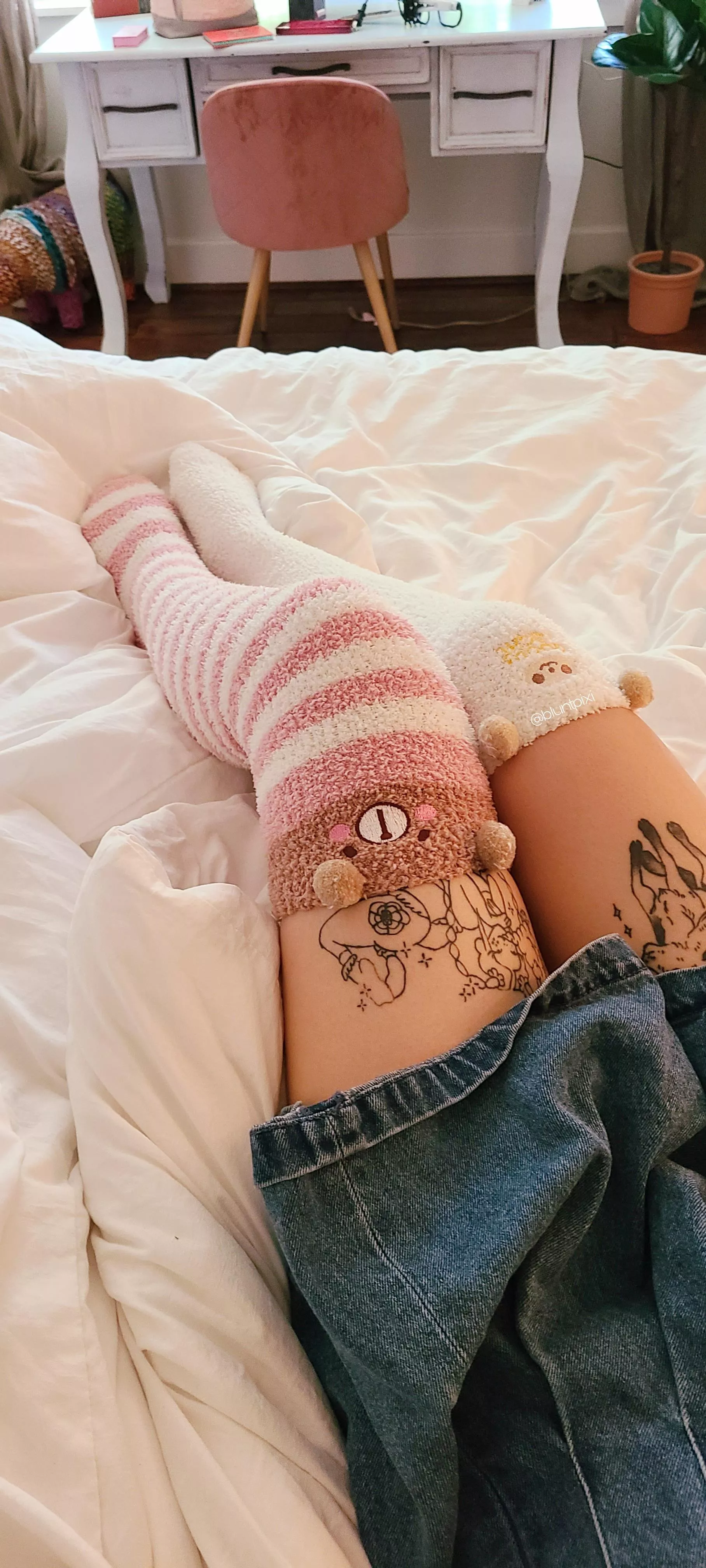 F20 these socks make me feel so cute🥰 posted by bluntpixi