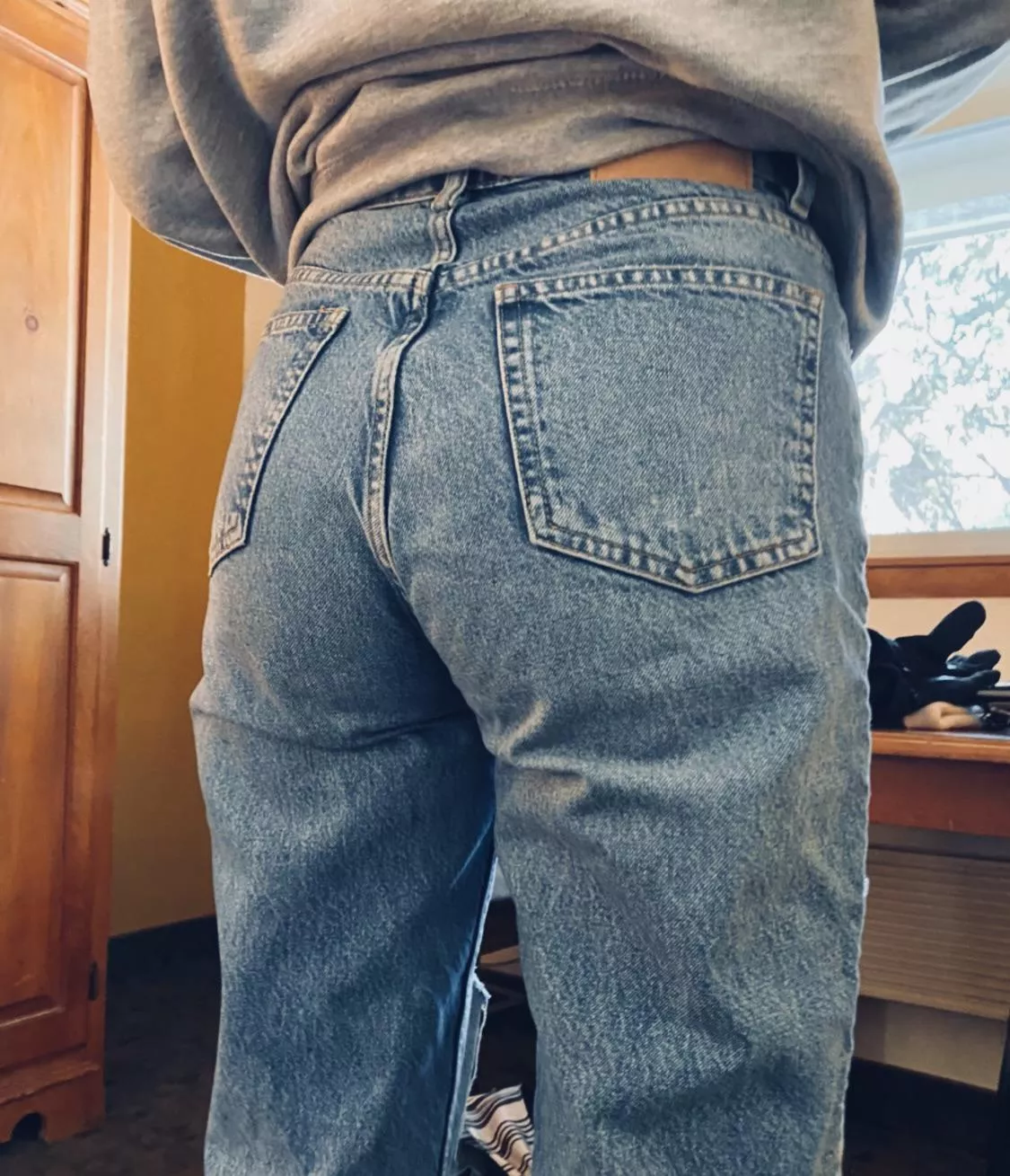 F22 - My perky ass in mom jeans. It’s the perfect handful, and yes I love to be spanked 👋 posted by crystalcouple