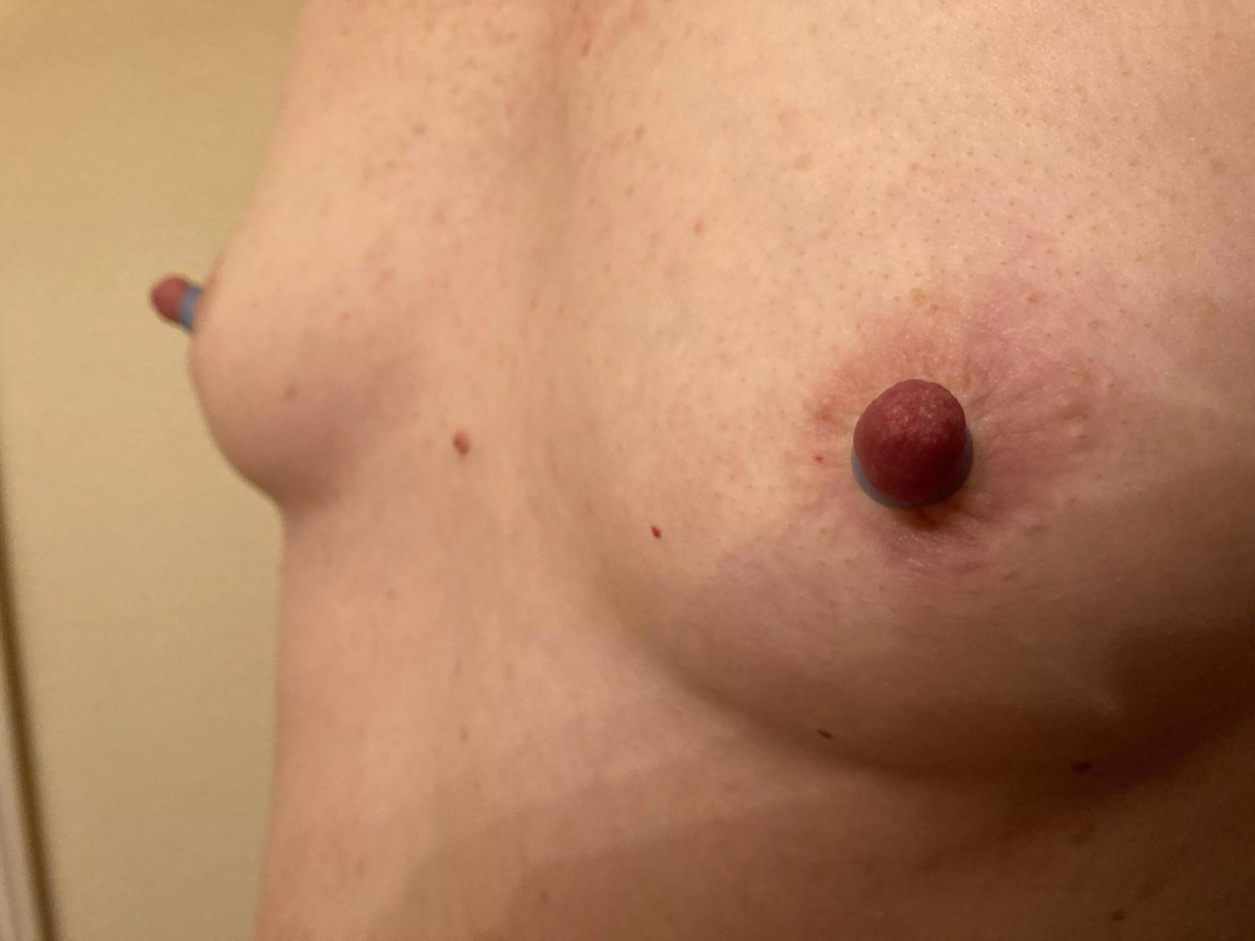 F(44) She likes her nipple bandsâ€¦ if you suck then just right sheâ€™ll cumðŸ˜ˆAnyone want to try? posted by coupleNexpress