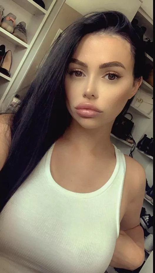 Fake tits and fat lips posted by wilsontech69