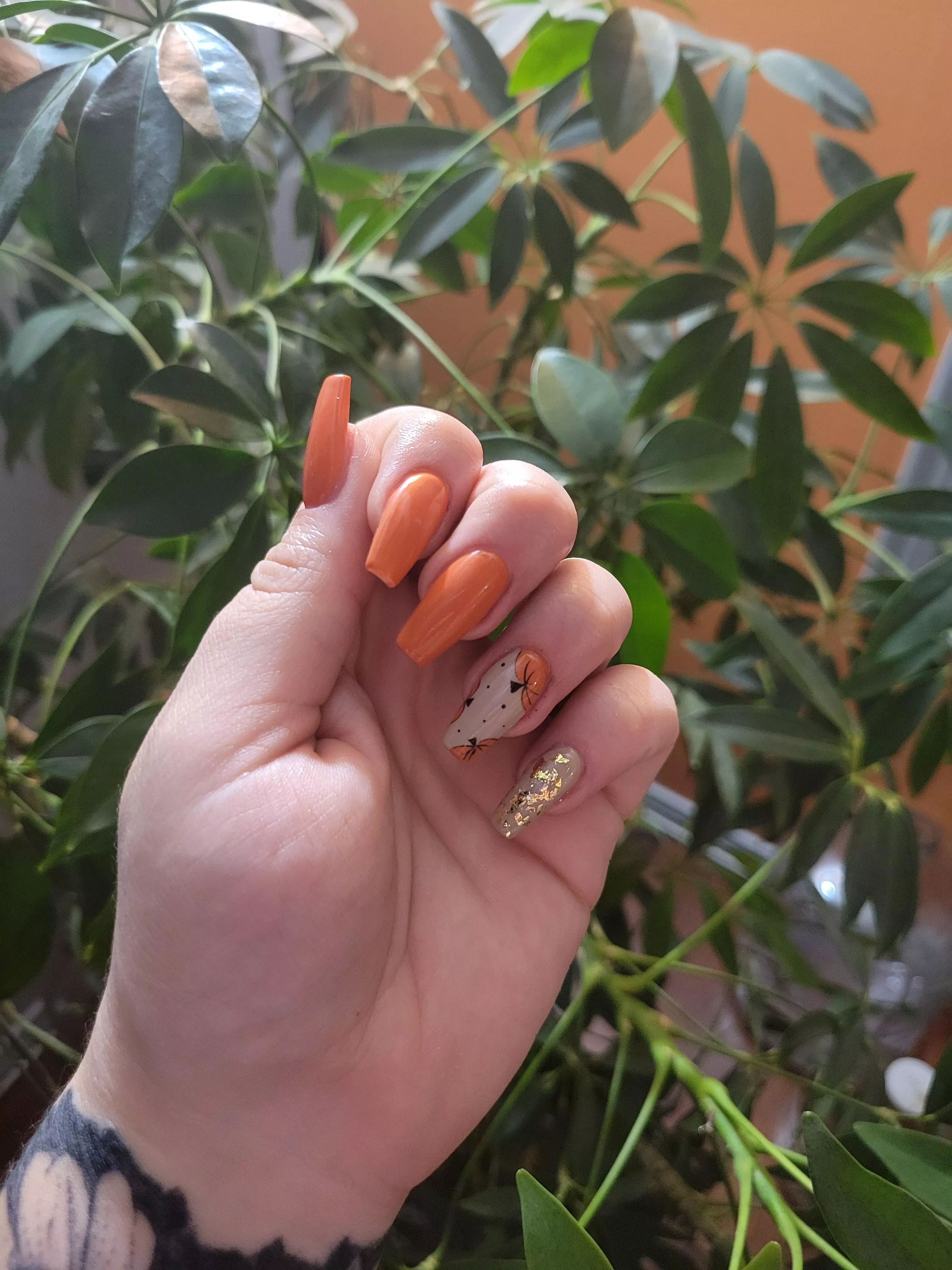 Fall is here in full swing and I'm embracing it with these hand painted pumpkins I painted when I did my own nails â™¡ posted by misspurrrfecttt