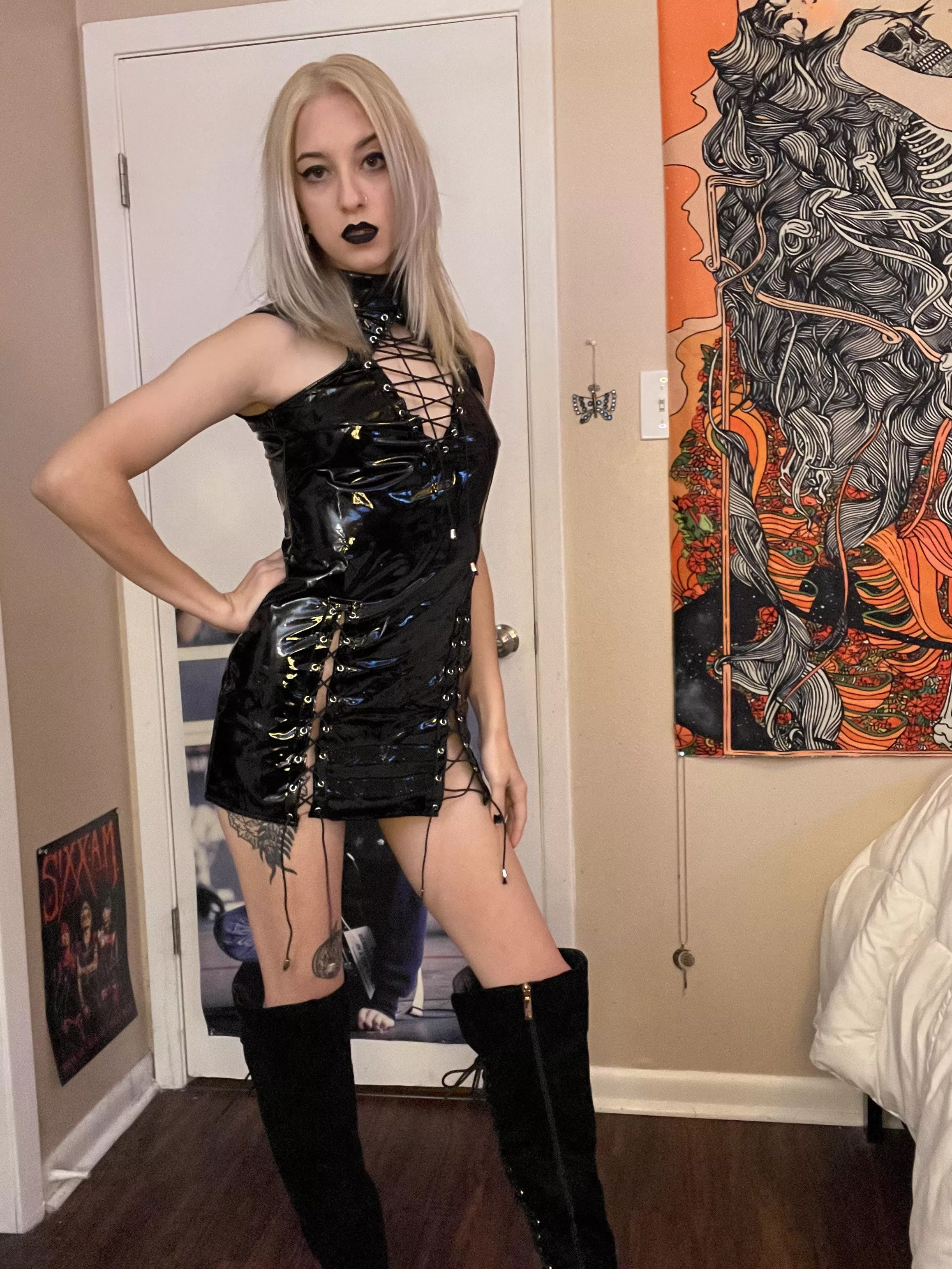 Falling in love with latex fetish clothing 🖤🥰 posted by MissyMayhem19