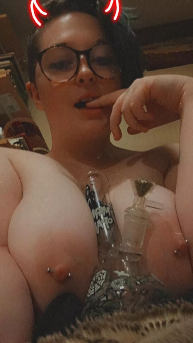 Fancy a smoke, baby? Come and join me on Only fans! The subscription is free 💖💖💖 posted by Bubblexgumxbich