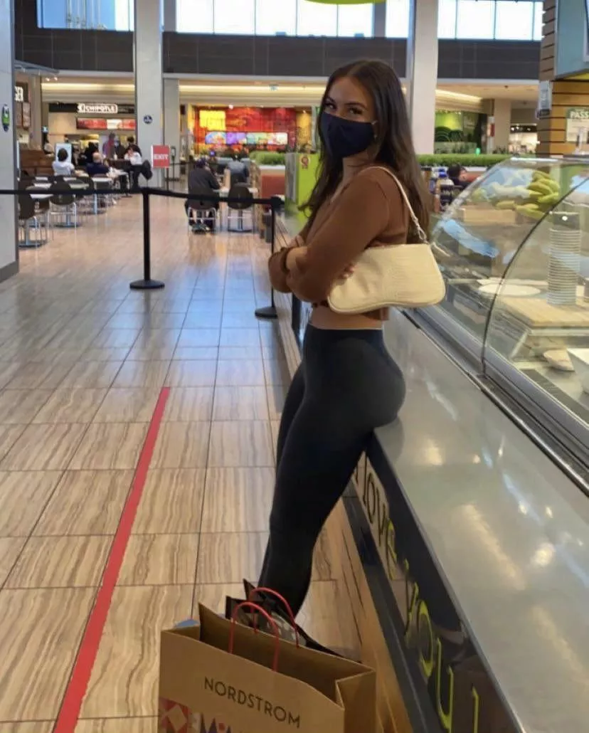 Fat ass at the mall posted by blackamethyst10